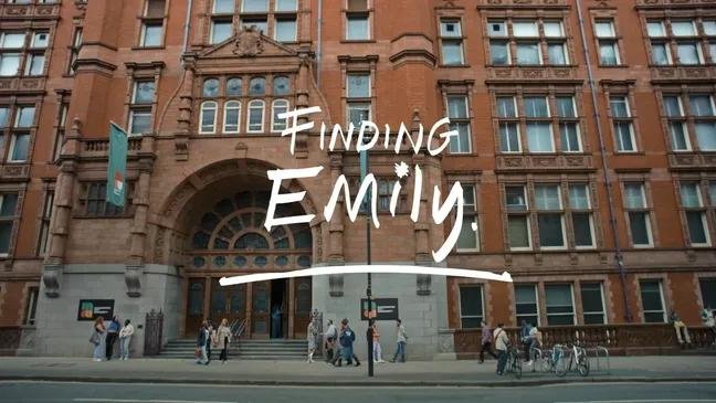 rkmndsfilm's tweet photo. Geyss mimin saranin juga nih yg suka romcom terbaiksss : Finding Emily (2026)

Ceritanya tu tentang Owen yang berusaha mencari seorang perempuan bernama Emily setelah pertemuan singkat mereka di sebuah bar. Di tengah pencariannya, dia malah bertemu Emily lain yang awalnya cuma berniat membantu demi kepentingannya sendiri.

Dari yang awalnya cuma "teman mencari seseorang", hubungan mereka pelan-pelan berubah jadi sesuatu yang nggak pernah mereka duga.

Salah satu dialog yang paling ngena:

"A lot can change after first sight."

Owen juga tipe karakter yang culun, tapi kalau soal orang yang dia suka, beraninya nggak main main wkwk 😭

Rating: 9/10.

kalo ada rekomendasi film romcom dari kalian boleh drop judulnya dibawah🫰