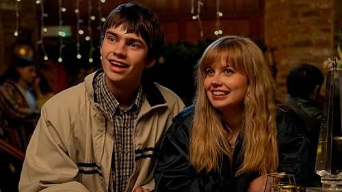 rkmndsfilm's tweet photo. Geyss mimin saranin juga nih yg suka romcom terbaiksss : Finding Emily (2026)

Ceritanya tu tentang Owen yang berusaha mencari seorang perempuan bernama Emily setelah pertemuan singkat mereka di sebuah bar. Di tengah pencariannya, dia malah bertemu Emily lain yang awalnya cuma berniat membantu demi kepentingannya sendiri.

Dari yang awalnya cuma "teman mencari seseorang", hubungan mereka pelan-pelan berubah jadi sesuatu yang nggak pernah mereka duga.

Salah satu dialog yang paling ngena:

"A lot can change after first sight."

Owen juga tipe karakter yang culun, tapi kalau soal orang yang dia suka, beraninya nggak main main wkwk 😭

Rating: 9/10.

kalo ada rekomendasi film romcom dari kalian boleh drop judulnya dibawah🫰