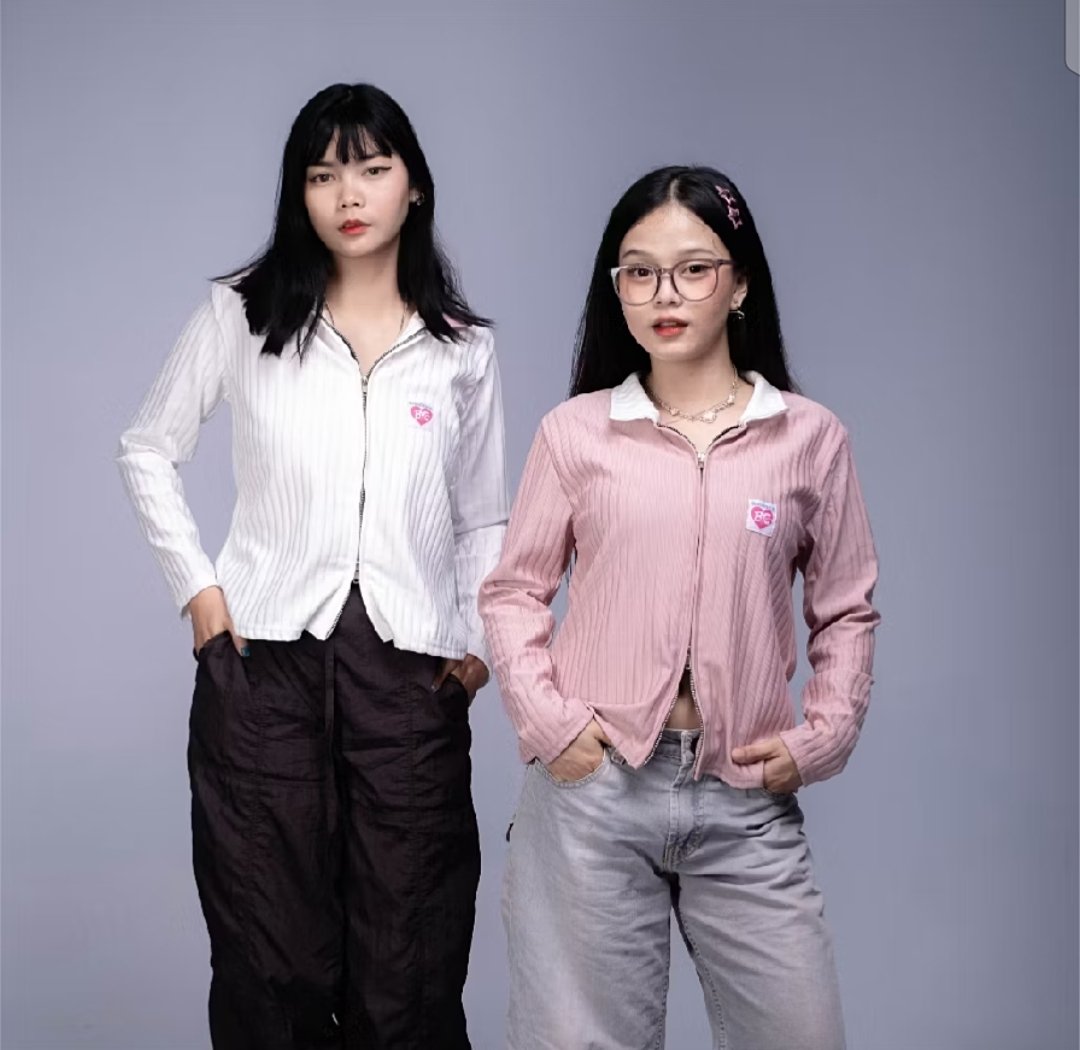 Pipiiw11's tweet photo. Satu warna aja udah cakep, ini malah disuruh pilih 😭
Model knit double zipper-nya cute banget, cocok buat dipake daily. Aku sih nggak sanggup milih 😩 https://t.co/BCCnj1FIGR