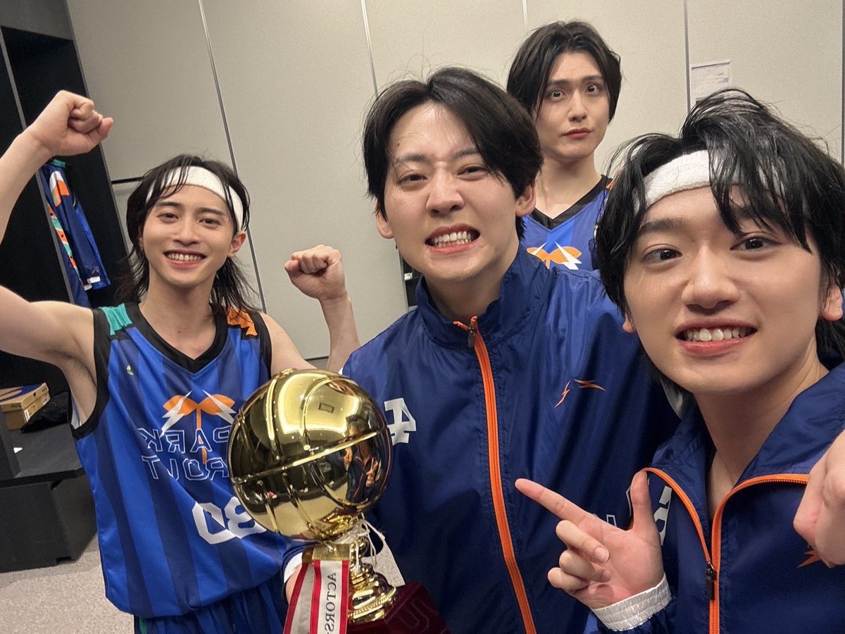 syu08061234's tweet photo. #アクターズリーグ🏀の思い出
〜ちゃっかり映り込み編〜

⚪︎チーム同い年、ピチピチよ
⚪︎悠雅、大賀、秀が？！
⚪︎ちなみにバレてない https://t.co/A0sOBPEHaw