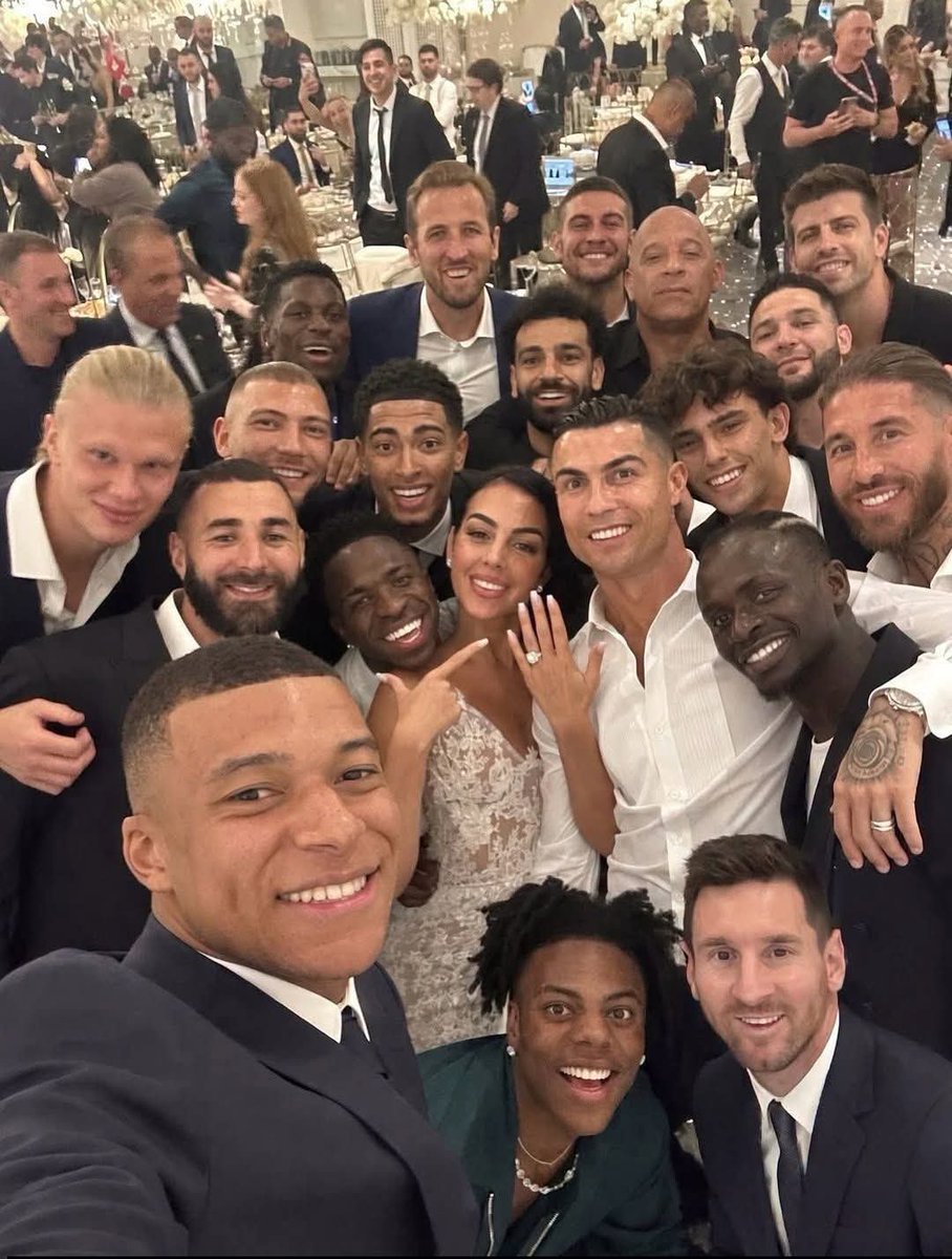 Oracle1ball's tweet photo. CR7 and Georgina Wedding 💍 
Trending on social media.
Is This real or Ai 😃 https://t.co/cQ26Deq4v0
