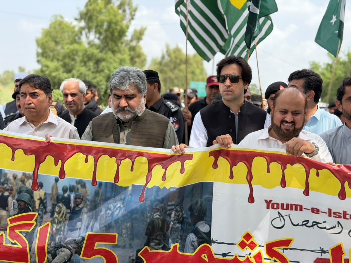 Pashtun_Matter's tweet photo. یومِ استحصالِ کشمیر پر میران شاہ سے کشمیری عوام کے نام یکجہتی کا مضبوط پیغام دیا گیا۔
ضلعی قیادت اور طلبہ نے آزادیٔ کشمیر کی جدوجہد کی حمایت اور بھارتی مظالم کی مذمت کا اعادہ کیا۔ #StandWithKashmir #Youm_e_Istehsal_Kashmir https://t.co/7ScliORMbP