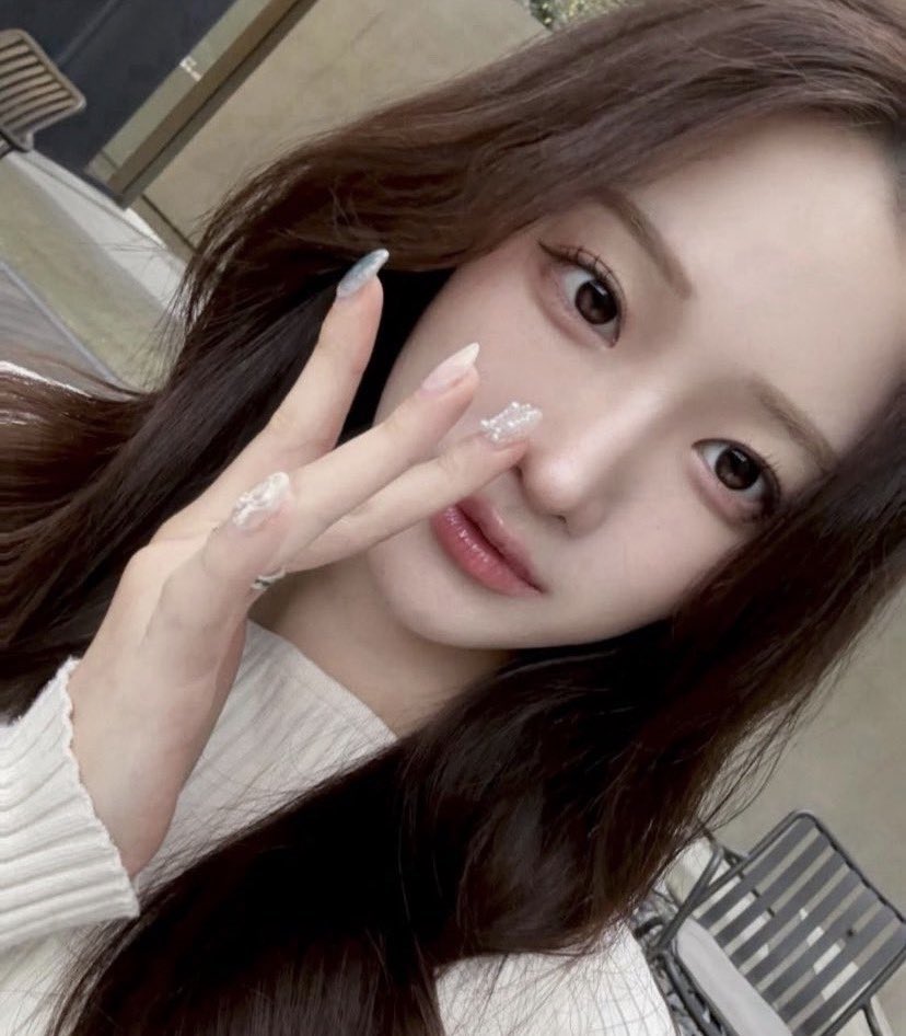 ueuedadada's tweet photo. 盛り耐性ない人は彩度薄めで抜け感を意識すると爆盛れします。ナチュラル系爆美女になりたきゃ眉毛は色抜く、肌はマット、涙袋は暗め、リップはナチュラル。まずこれ意識すれば一気に垢抜け。 https://t.co/5FLSa2qiNf