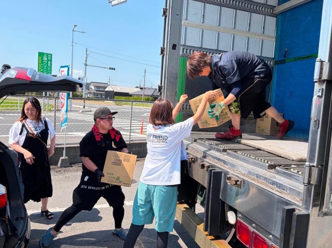 jyonetsuclub's tweet photo. 【熊本地震 支援活動のご報告】

今回の熊本地震を受け、情熱クラブ一般社団法人では、発災後すぐに被災地へ向かい、支援活動を実施いたしました。

各地の物資受け入れ拠点を巡り、日頃から備蓄しているお米約500kgをはじめ、お水や生活に必要な備品などをお届けしました。

また、現地ではテント設営や物資の搬入・仕分けなど、ボランティア活動にも参加させていただきました。

災害時は、時間の経過とともに必要とされる支援も変化していきます。
だからこそ、現場の声を大切にし、本当に必要とされている支援を届けることが重要だと考えています。

情熱クラブ一般社団法人は、これからも被災地のニーズに寄り添いながら、一日でも早い復旧・復興につながるよう活動を続けてまいります。

被災された皆様が一日も早く安心した生活を取り戻されることを、心よりお祈り申し上げます。

#情熱クラブ
#熊本地震
#災害支援
#ボランティア
#関暁夫