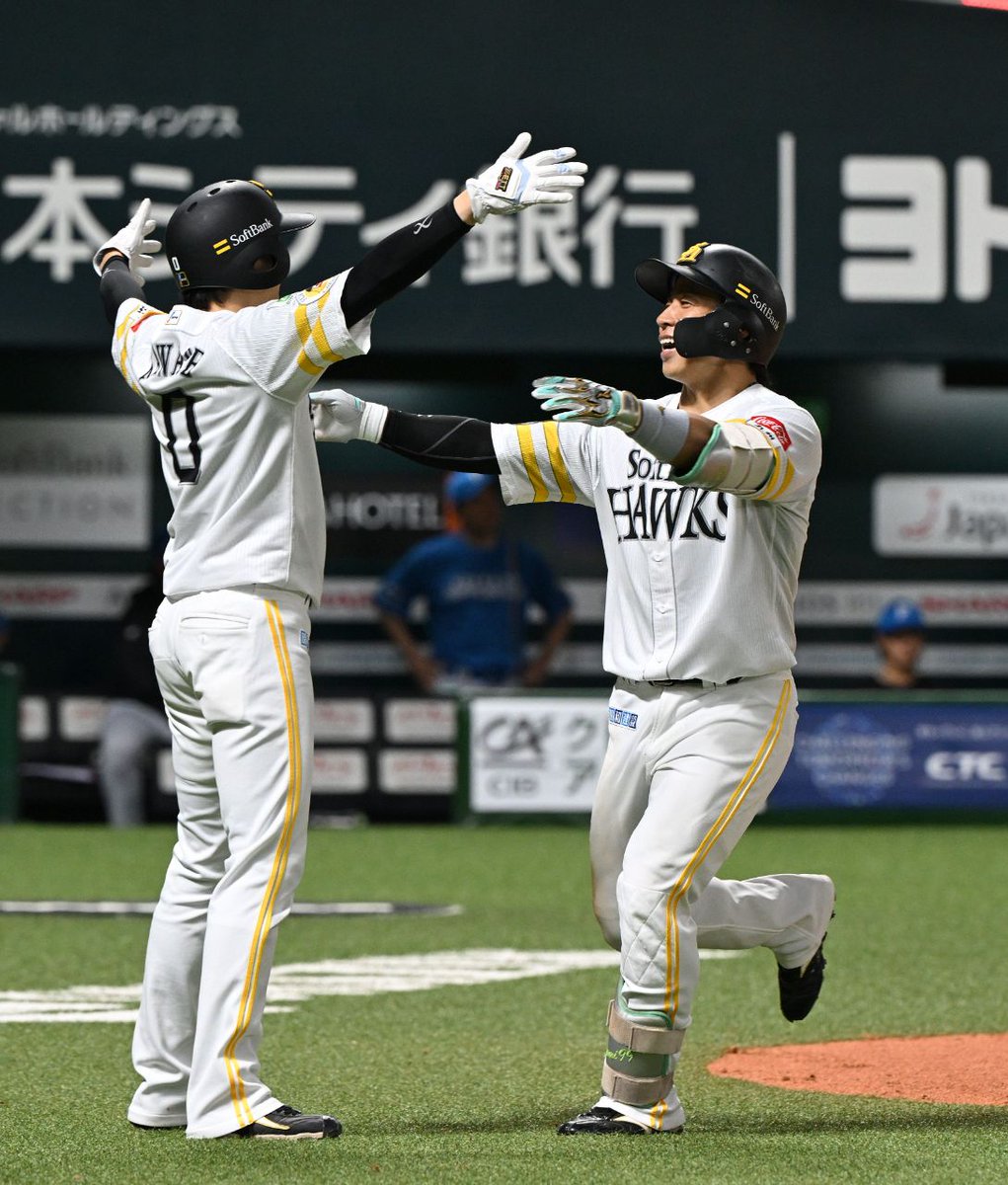 nishispo_hawks's tweet photo. ソフトバンクが日本ハムに競り勝ち

優勝マジック37が初点灯

同点の8回に飛び出した8番野村勇選手の5号2ランが決勝弾に

#sbhawks
▼記事はこちらから▼
https://t.co/KhkjS039H7 https://t.co/xuIpILgChS