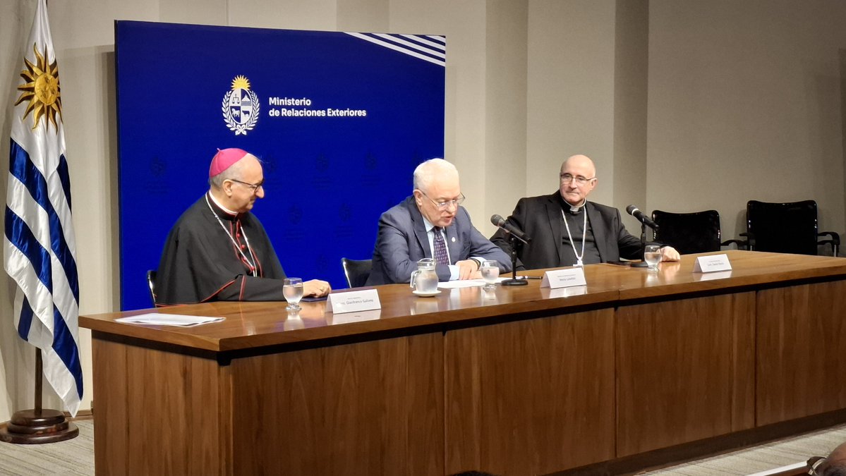 ICM_uy's tweet photo. Min. Mario Lubetkin (@MinLubetkinUy): "Nos parecía muy importante hacer una conferencia de prensa conjunta, con la seguridad de las fechas de la visita del papa León XIV" 💬 https://t.co/7HR7gKktBQ