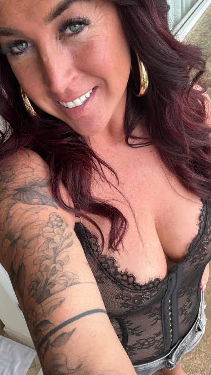 amymoorepriv's tweet photo. Are you into older moms ? https://t.co/tUFdv4WI0W