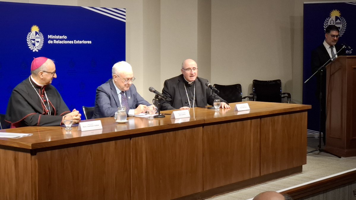 ICM_uy's tweet photo. Card. @DanielSturla: "Mi gratitud inmensa al ministro por su invitación, al nuncio apostólico por su trabajo y a representantes de las embajadas de Argentina y Perú aquí presentes. Para los uruguayos es una alegría enorme" 💬 https://t.co/dUMyvISBZW