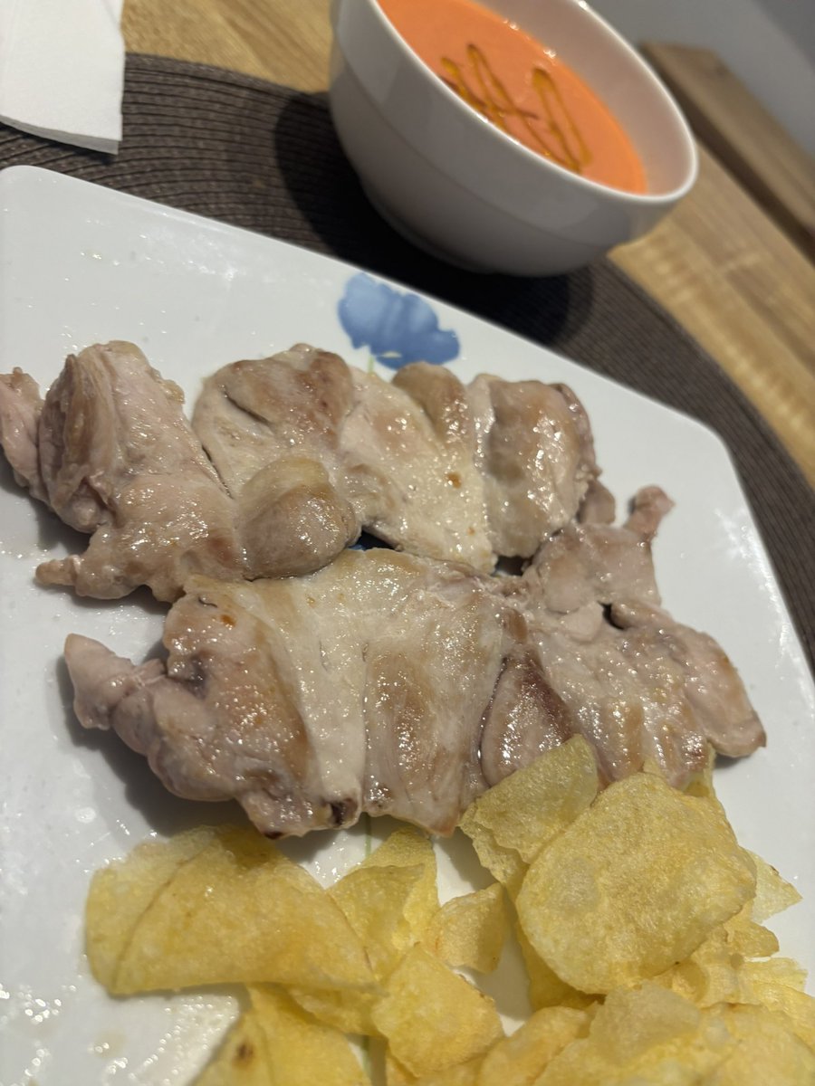 FERABELJO's tweet photo. A comer
Gazpacho casero (en verano me alimento principalmente de tomate bien así, en salmorejo o ensalada) y contras de pollo a la plancha.
¿Quieres?

#cocinando #ricorico #hechoencasa #comesano #comebien #cocinar #modochef #acomer #saborrr #afuegolento https://t.co/AbYOBqiEeH
