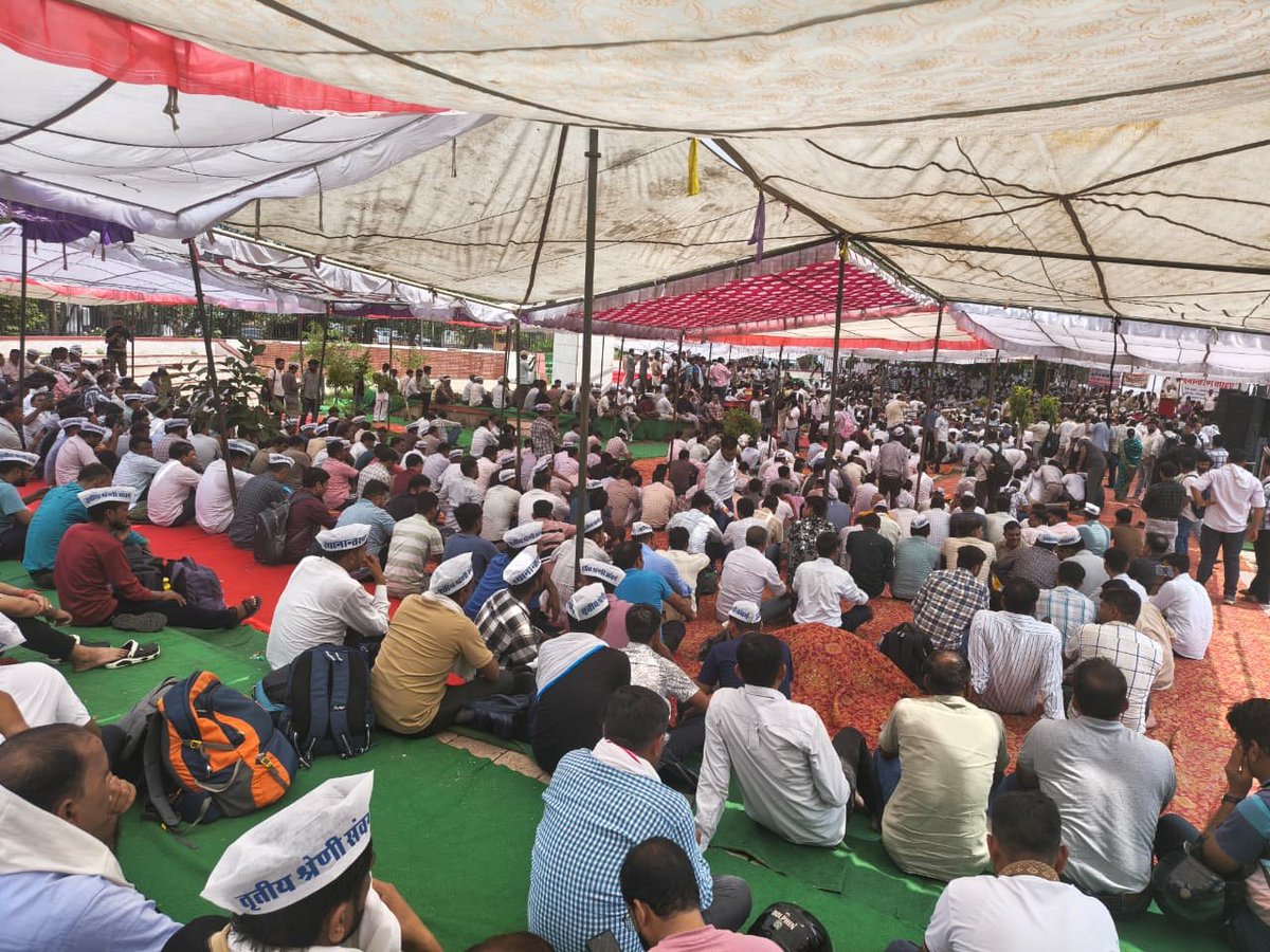 sk1sikar's tweet photo. जयपुर, शहीद स्मारक पर तृतीय श्रेणी शिक्षकों का जबरदस्त धरना प्रदर्शन, शिक्षकों के स्थानांतरण की वाजिब मांग को सरकार को तुरंत माननी चाहिए। @RajGovOfficial @BhajanlalBjp @madandilawar 
@PMOIndia
@Govinddotasara

#तृतीय_श्रेणी_शिक्षक_स्थानांतरण
#मदन_दिलावर_इस्तीफा_दो https://t.co/Zm14GYS2aK