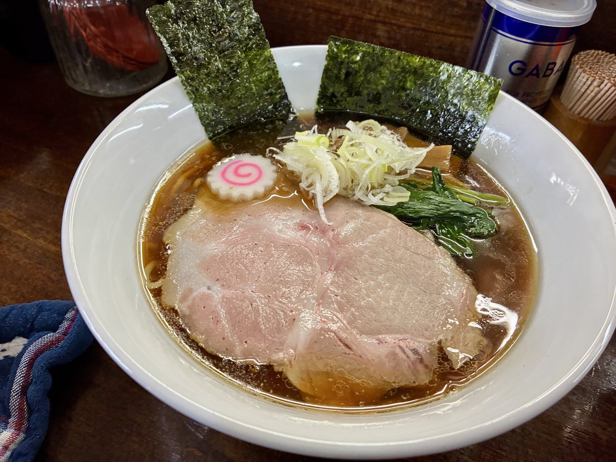 cmltm26's tweet photo. 麺処むら井

子どもとお昼にむら井へ
和出汁ラーメン
家系煮干ラーメン

安定の味！
間違いない醤油ラーメン

家系煮干　濃厚だったなぁ🫠

自分がいた13:30くらいまで常に満席なのをワンマン営業で捌いていてすごかった😳

#麺処むら井 https://t.co/HS7s73klNK