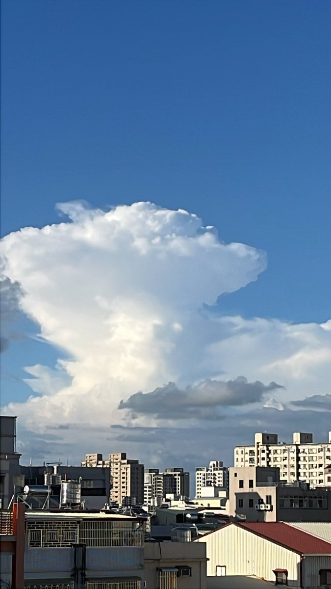 Eu60_'s tweet photo. 依舊高溫🥵 說好的颱風呢 https://t.co/WcfEkPSEpd
