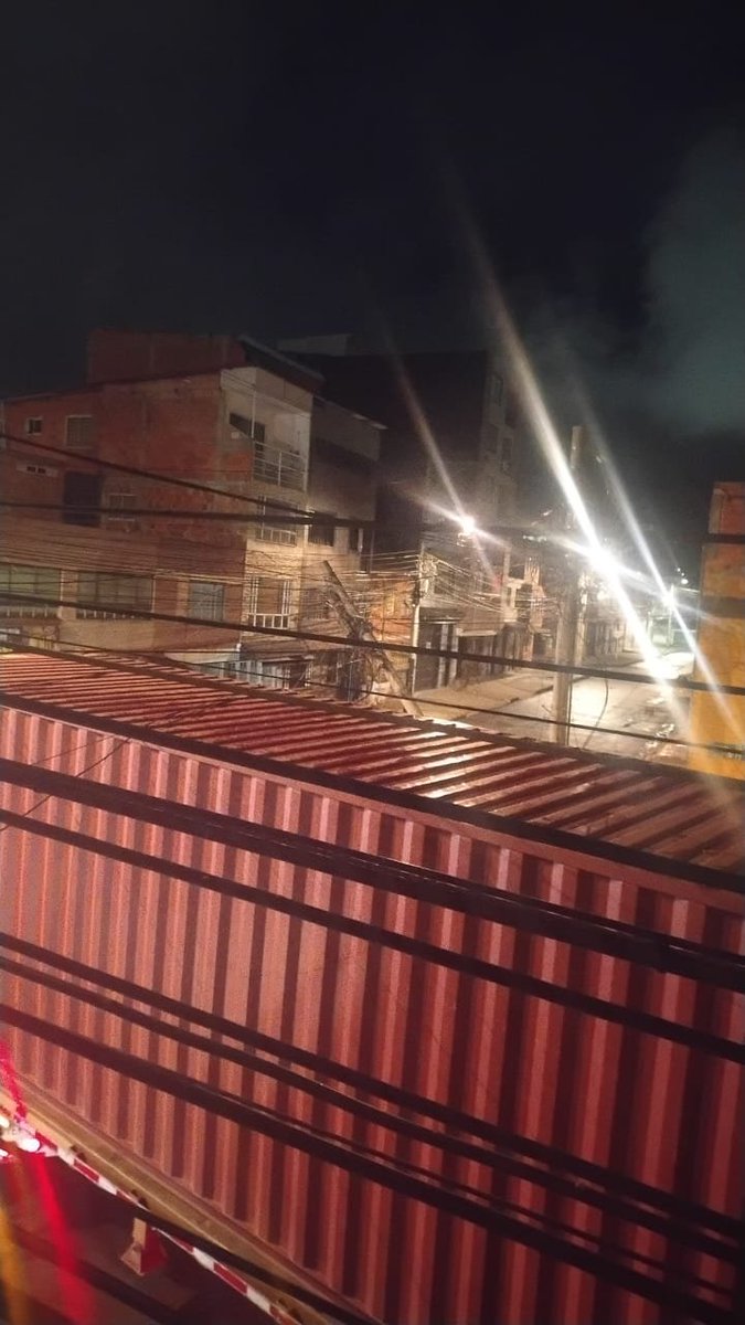 samirabisambra's tweet photo. Este poste, con servicio telemático, al parecer, colapsó anoche en la Calle 73 #29a-05.

Insto a la oficina de riesgos de @AlcaldiaBunidos y al @IDIGER a acudir al punto para activar el protocolo de atención.

Han acordonado el sitio por el riesgo de desplome. https://t.co/5jaydoPRGP