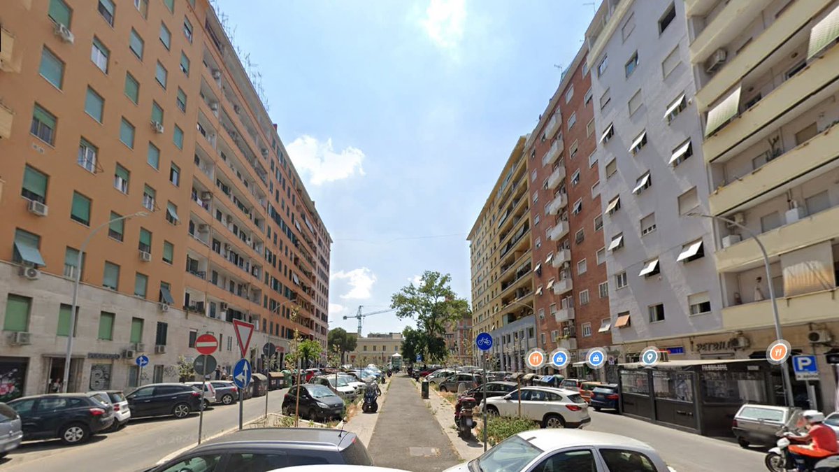 MMmarco0's tweet photo. Salve signor sindaco, domanda molto semplice: il "rifugio fito-climatico" con pergolato e 4 alberi serve a compensare Viale Furio Camillo trasformato in pista d’atterraggio per lucertole?

Il nome è bellissimo, niente da dire. "Rifugio fito-climatico" sembra una missione della NASA con fotosintesi incorporata. Taglio del nastro, comunicato, foto, sorrisi poi però esci dall’inaugurazione, giri l’angolo e trovi strade dove gli alberi veri, quelli adulti, quelli che facevano ombra davvero, sono spariti come in un numero di magia urbana. E allora viene un dubbio: stiamo facendo adattamento climatico o teatro botanico?

Il caldo urbano non si combatte battezzando un pergolato con un nome da convegno internazionale. Si combatte salvando alberature mature, aumentando ombra reale, togliendo cemento inutile e impedendo che le strade diventino corridoi roventi. Se da una parte inauguriamo 4 alberi con la fanfara e dall’altra togliamo quelli che già proteggevano una strada intera, non è transizione ecologica, è greenwashing con la pergola.