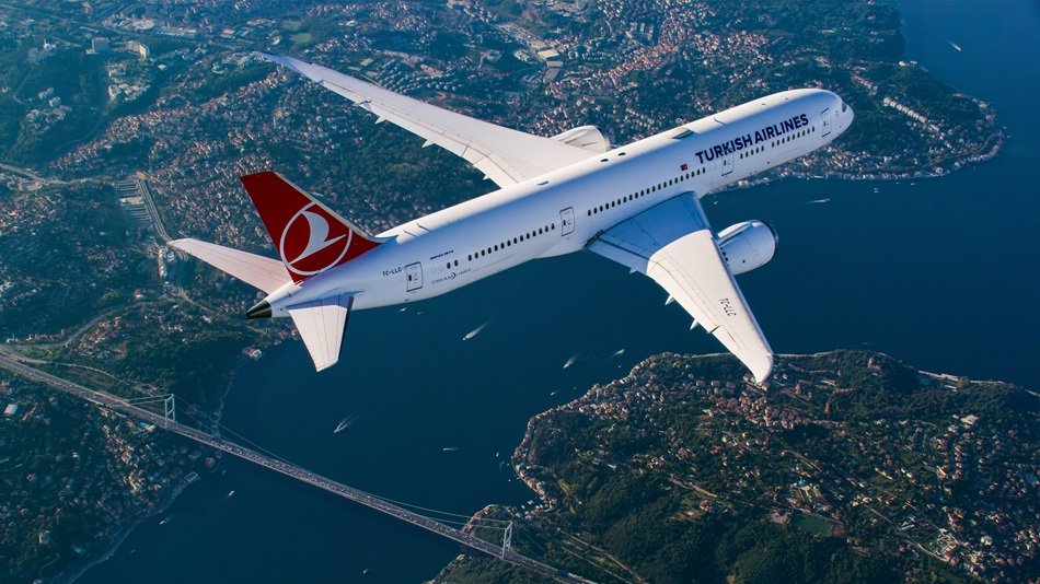 PiyasaTturkiye's tweet photo. #THYOA Türk Hava Yolları hedef fiyat güncellemeleri:
📍Alnus Yatırım, hedef fiyatını 412,87 TL'den 404,65 TL'ye düşürdü. "AL"
📍Marbaş Menkul, hedef fiyatını 495 TL'den 474 TL'ye düşürdü. "AL"
📍Deniz Yatırım, hedef fiyatını 404,9 TL olarak korudu.
📍Vakıf Yatırım, hedef fiyatını 450 TL olarak korudu. "AL"
📍Garanti BBVA Yatırım, hedef fiyatını 456 TL olarak korudu. "EÜG"
📍GCM Yatırım, hedef fiyatını 502 TL olarak güncelledi.