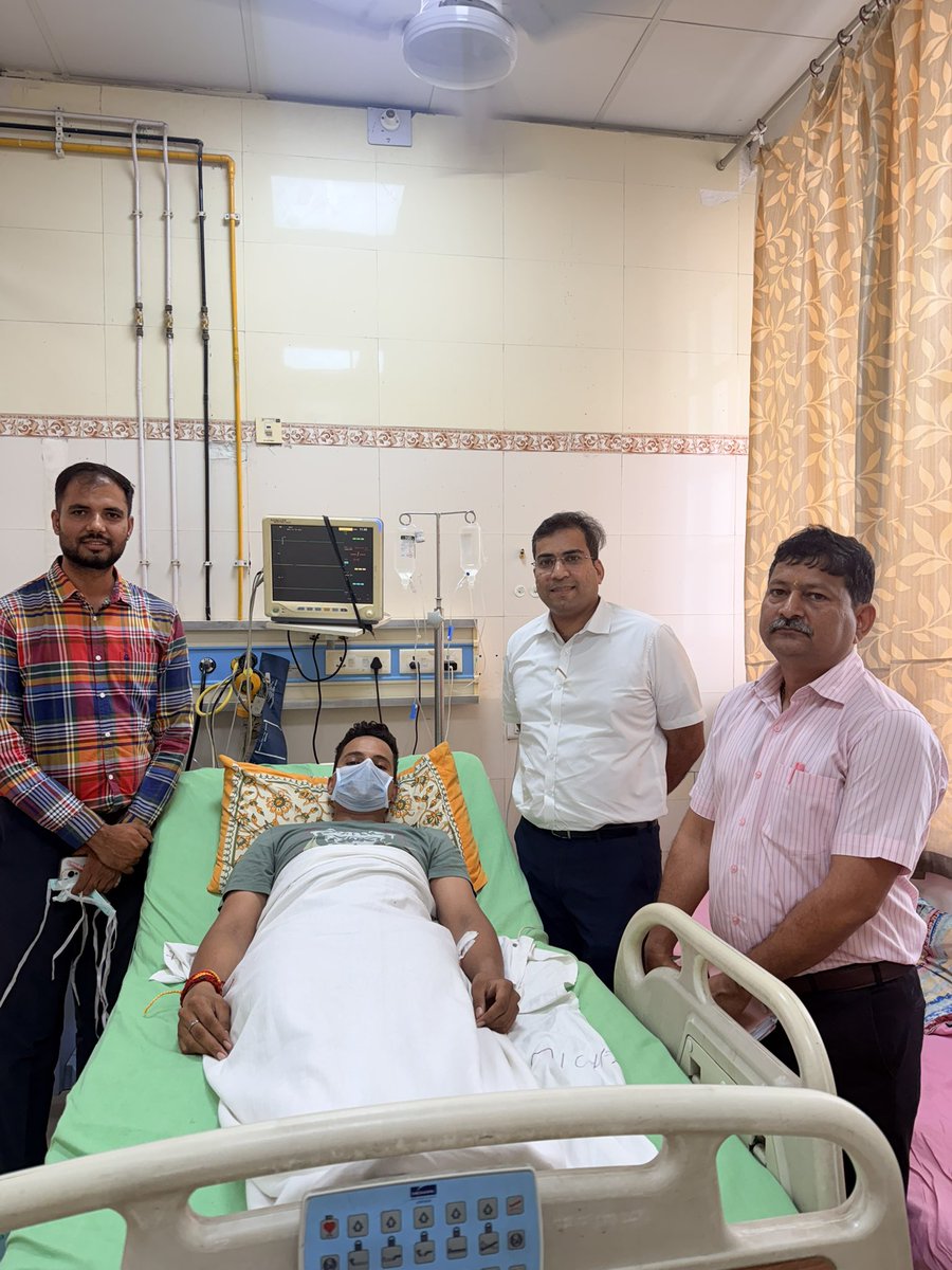 ShubhamRewar4U's tweet photo. *"आधा-अधुरा आश्वासन स्वीकार नहीं, छात्रसंघ चुनाव की स्पष्ट तिथि और ठोस जवाब चाहिए!"* 
आज जयपुर कलेक्टर महोदय ने एसएमएस अस्पताल पहुंचकर मुझसे वार्ता की। राजस्थान विश्वविद्यालय में 'राजस्थानी भाषा विभाग' की स्थापना को लेकर प्रशासन द्वारा दिए गए ठोस आश्वासन और सहमति से मैं पूर्णतः संतुष्ट हूँ। यह प्रदेश की मातृभाषा और छात्र शक्ति के संघर्ष की पहली बड़ी जीत है।
लेकिन, छात्रसंघ चुनावों की बहाली को लेकर उच्च स्तरीय कमेटी गठित करने और सरकार से वार्ता करने के आश्वासन से मैं बिल्कुल भी सहमत नहीं हूँ। कमेटी बनाने और गोल-मटोल आश्वासन देने का दौर अब बीत चुका है। हमें किसी तरह का टालमटोल नहीं, बल्कि सरकार से स्पष्ट और लिखित ठोस जवाब चाहिए कि इस सत्र में छात्रसंघ चुनाव कब और किस तारीख से कराए जा रहे हैं।
जब तक सरकार छात्रसंघ चुनाव कराने का स्पष्ट और लिखित आदेश जारी नहीं करती, तब तक मेरा यह आमरण अनशन इसी संकल्प के साथ जारी रहेगा। युवाओं के लोकतांत्रिक अधिकारों के साथ कोई समझौता नहीं होगा! ✊🚩
