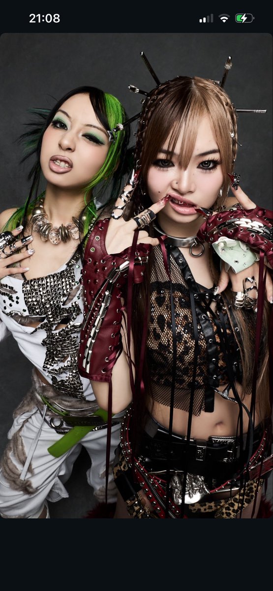 ai_angel1020's tweet photo. ちょ待ってASHAがさしてるこの箸さ
去年のBMSGフェスでCHIKAがさしてた箸じゃない？ https://t.co/uYiOeOCWS8
