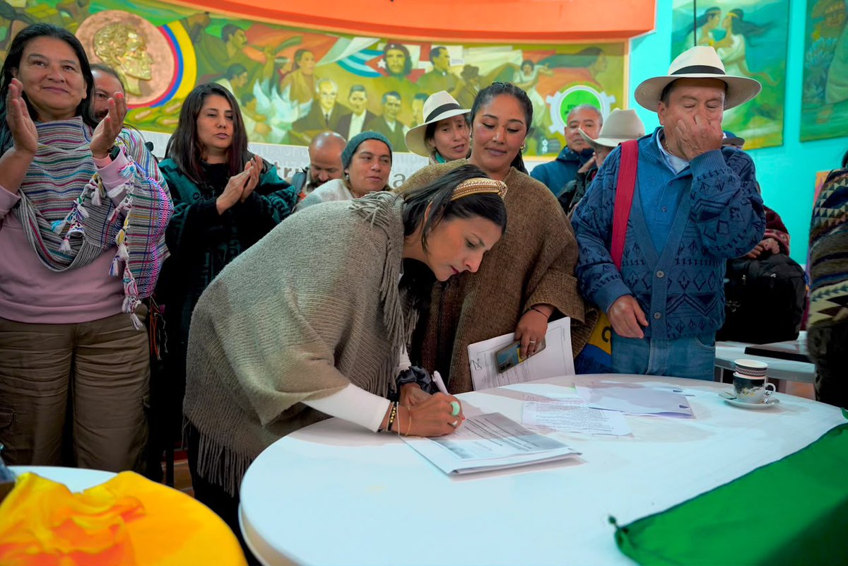 UltimaHoraCR's tweet photo. #Ambiente | El Ministerio de Ambiente expidió la Resolución 0960 de 2026 con la que quedó oficialmente delimitado el complejo de páramos Cruz Verde–Sumapaz, considerado el más grande del mundo. La decisión protege 314.706 hectáreas distribuidas en 25 municipios de Cundinamarca, Meta y Huila. 

Vía: @CaracolRadio 
https://t.co/v2vIVVHFXe