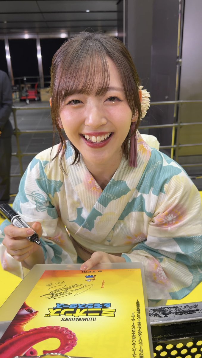 a1rs__'s tweet photo. スタッフさんに移動促されてたのに「ちょっと待ってくださいね！」って言って、サイン書いてくれてありがとう😭🙏🏻💓
動画見返したら、愛理ちゃんから「いつもありがとうー！」って言ってくれてて、本当に優しい嬉しい大好きありがとう🥺💖
#鈴木愛理 #ミニオンズアンドモンスターズ https://t.co/9kT4wYQjE8