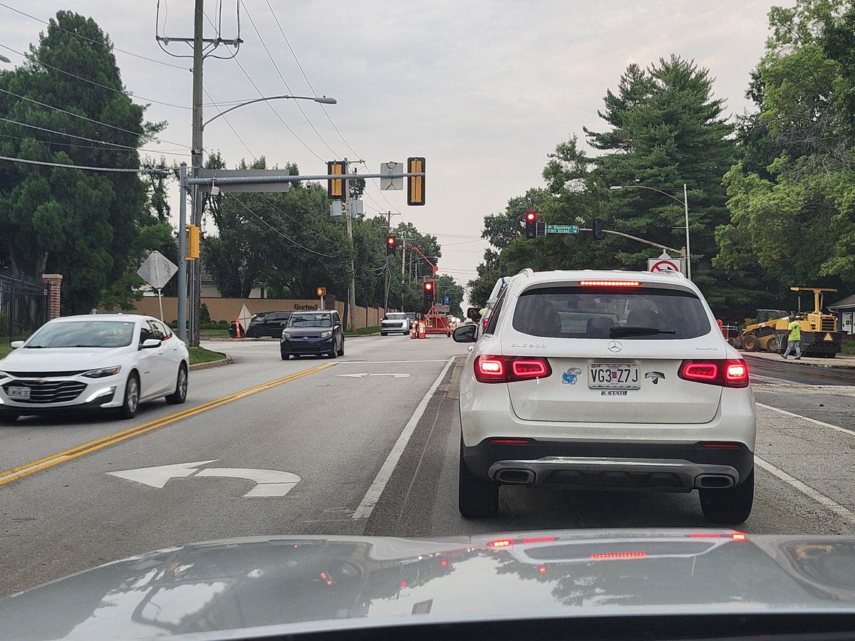 TheBoyShelby's tweet photo. And still we sit here. Southbound traffic gets to go and we wait an additional 5 minutes yet nobody can turn westbound so what are we waiting for? @KCMO311 @MoDOT @MoDOT_KC https://t.co/213OvDaup8
