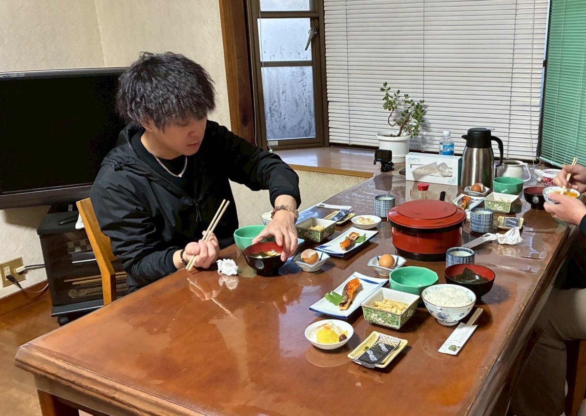 hasumin0612's tweet photo. 探索を終えた後の時間
朝から山を歩いて、地下に潜って、
疲れ切った身体でようやく宿へ。

ご飯を食べて、温泉に入って、みんなで飲んで🍻
最後は布団に入った瞬間、ほぼ記憶なし笑

過酷な探索も好きだけど、終わった後のこの時間まで含めていい思い出。
探索後の温泉とご飯は、本当に別格。 https://t.co/pEiLOCoeaU
