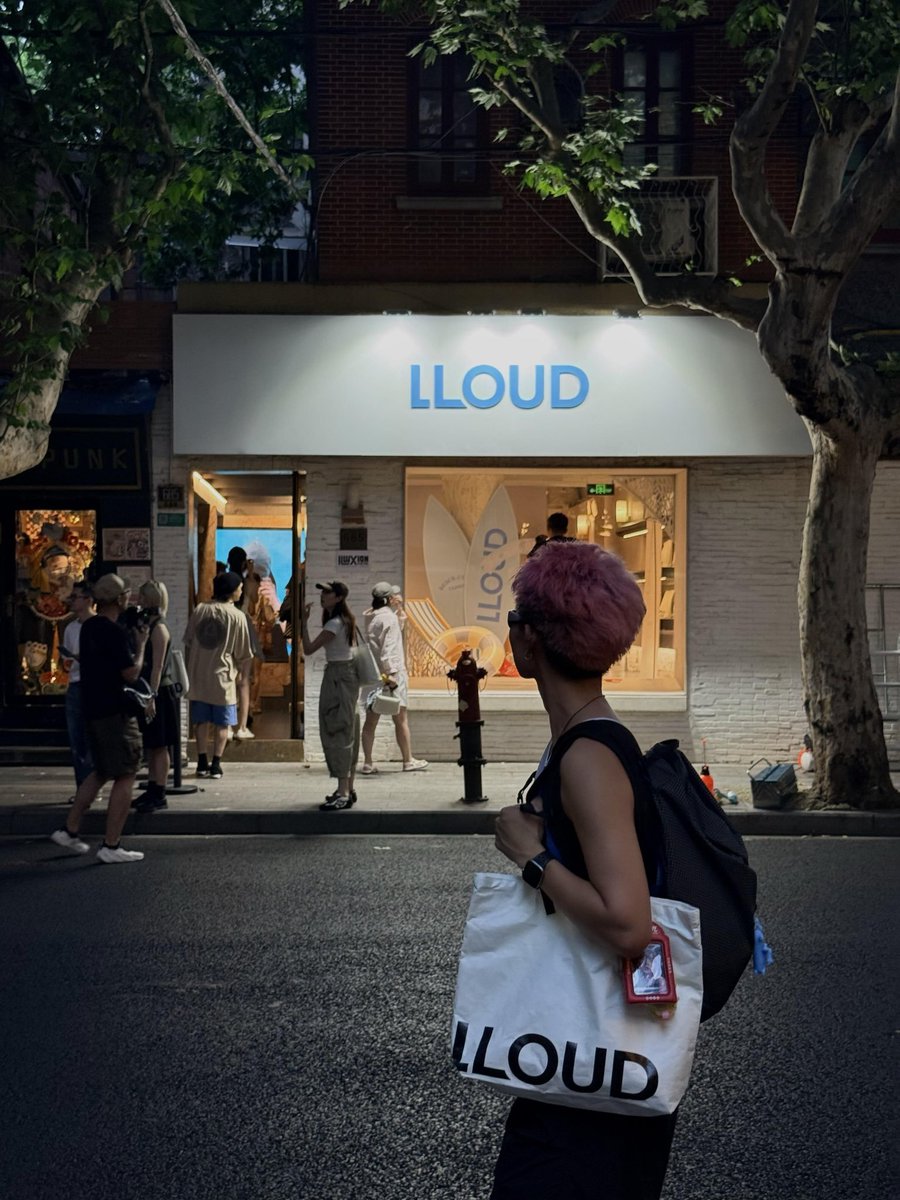 KINGTHEREALFIII's tweet photo. Here's what the Lloud Beach Club pop-up in Shanghai looks like from the outside and inside https://t.co/cF6Cw2W4Lr