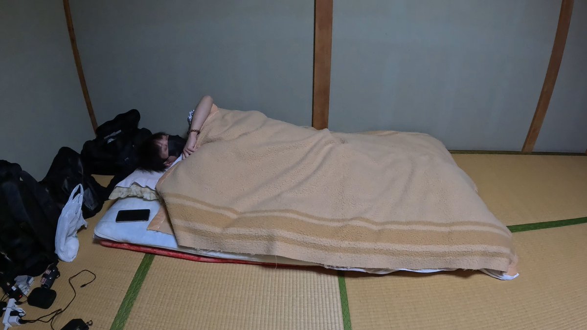 hasumin0612's tweet photo. 探索を終えた後の時間
朝から山を歩いて、地下に潜って、
疲れ切った身体でようやく宿へ。

ご飯を食べて、温泉に入って、みんなで飲んで🍻
最後は布団に入った瞬間、ほぼ記憶なし笑

過酷な探索も好きだけど、終わった後のこの時間まで含めていい思い出。
探索後の温泉とご飯は、本当に別格。 https://t.co/pEiLOCoeaU
