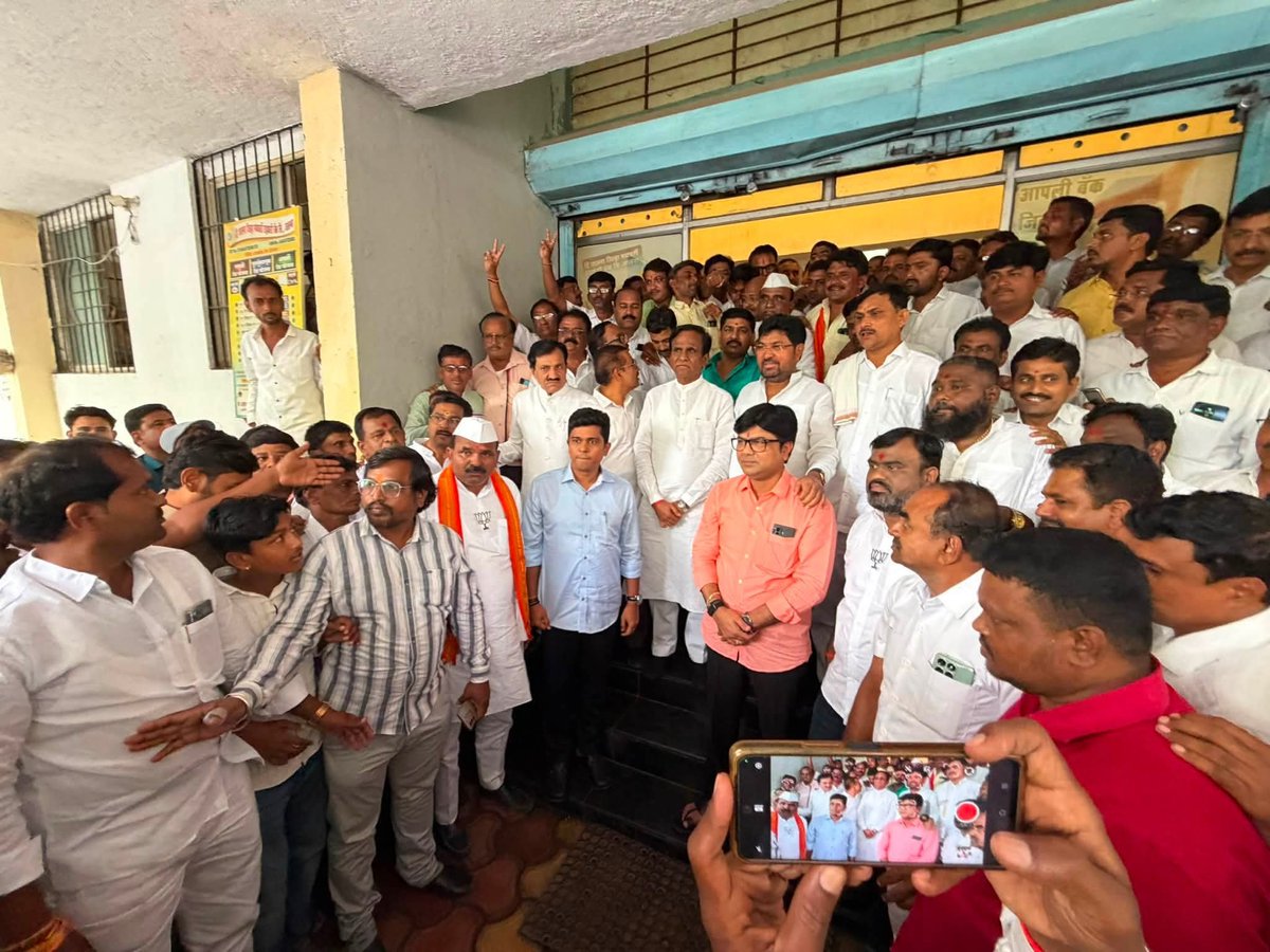 lonikar_rahul's tweet photo. आज जालना जिल्हा मध्यवर्ती सहकारी बँकेच्या अध्यक्षपदी माझी बिनविरोध निवड करण्यात आली. 
ही निवड माझ्यासाठी सन्मानाबरोबरच मोठी जबाबदारी आहे. सर्वांना सोबत घेऊन पारदर्शक, लोकाभिमुख आणि शेतकरीहिताचे काम करण्यासाठी मी सदैव कटिबद्ध राहीन. अविश्वास मी सर्वांना देतो..३/१ https://t.co/ipNUAEdS8U