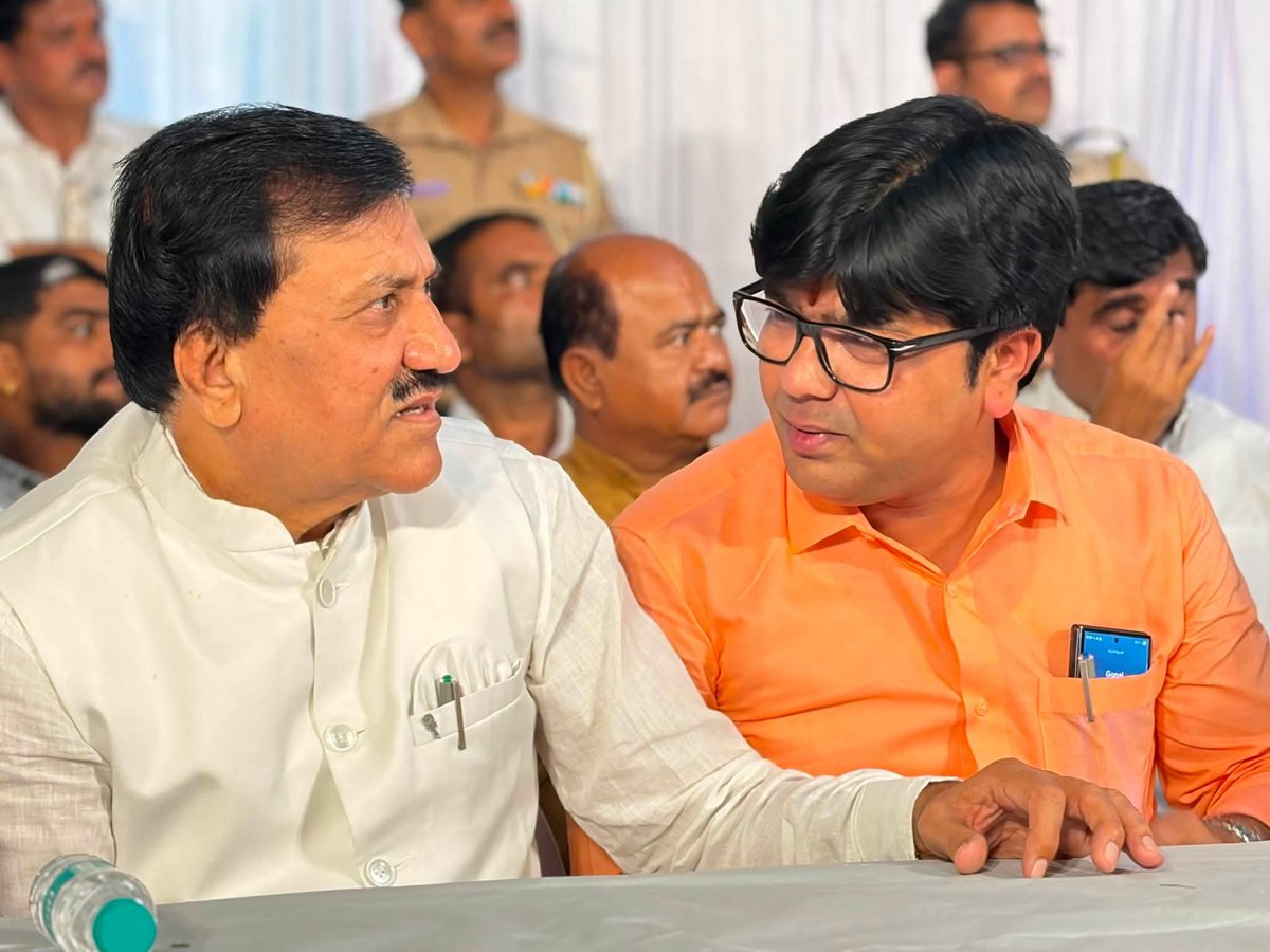 lonikar_rahul's tweet photo. आज जालना जिल्हा मध्यवर्ती सहकारी बँकेच्या अध्यक्षपदी माझी बिनविरोध निवड करण्यात आली. 
ही निवड माझ्यासाठी सन्मानाबरोबरच मोठी जबाबदारी आहे. सर्वांना सोबत घेऊन पारदर्शक, लोकाभिमुख आणि शेतकरीहिताचे काम करण्यासाठी मी सदैव कटिबद्ध राहीन. अविश्वास मी सर्वांना देतो..३/१ https://t.co/ipNUAEdS8U