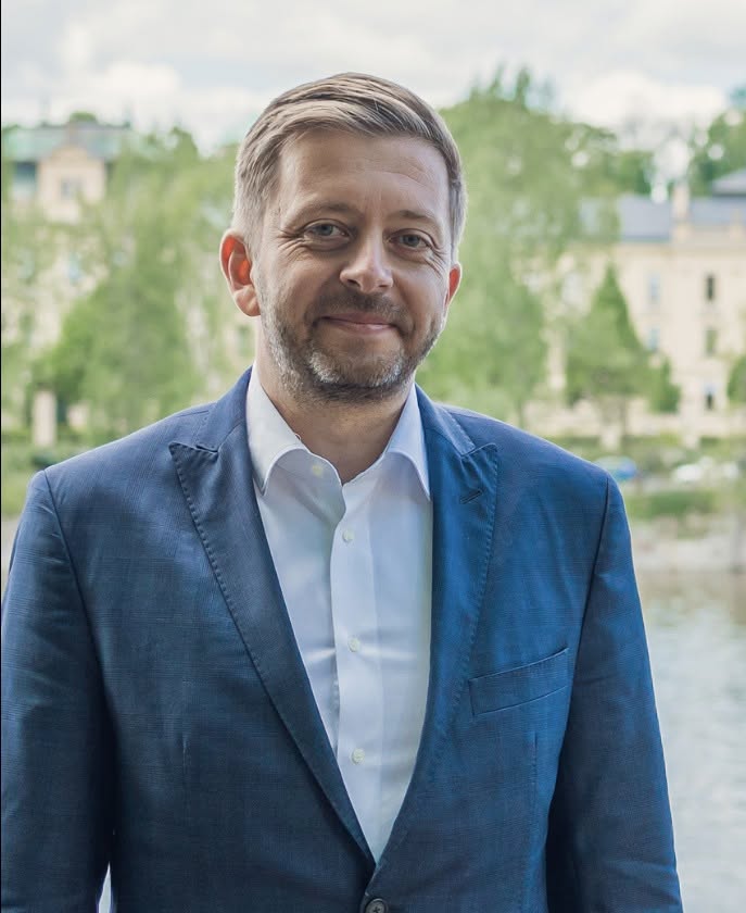 okurkabinladin's tweet photo. THOMAS PAUKNER: Hladíkův Dalík, Strnadův svět a Rakušanovi bodyguardi.

Lobbisté řídili Hladíkovo ministerstvo, Strnad si koupil nečekaného spojence a Vít Rakušan má stále velmi kvalitní ochranu. Vznik Paukner Media je na spadnutí a přiblížím, co se chystá.

V minulém textu jsem se věnoval Martinu Sedlákovi. Koupil si informační prostor, Českou televizi a nekoupil si to za své. K poradci Petra Hladíka zamířilo 11 milionů přímo od Hladíkova resortu a další finance i vliv poskytly členové Svazu moderní energetiky, kteří zároveň během Sedlákova působení na MŽP čerpali desítky (!!!) miliard na dotacích, které schvaloval sám Hladík.

Popsáno, ozdrojováno zde - 
https://t.co/1PRKDlo8aH

První reportáž online-mediální odnože Paukner Media (název severu je zatím utajený, brzy pochopíte, proč) odhalí, kdo ministerstvo za Hladíka skutečně řídil. Petr Hladík to podle zdrojů nebyl a lobbisté ze Svazu moderní energetiky kontrolovali aktivity resortu, ačkoli k tomu neměli žádný mandát.

Kolik stojí influencer? Kolik stojí "odborník", který bude říkat ty správné věci? Kolik stojí článek v mainstreamovém médiu bez PR štítku? Jak Sedlák ovládl MŽP a nasadil externisty bez smluv, mlčenlivosti a odpovědnosti (!!!) do Hladíkova resortu, kteří odpůrce akceleračních zón naprosto vědomě (!) označovali jako proruské dezinformátory a jednali jménem Hladíkova MŽP?

To, jak se rodí reportáž, můžete sledovat zde - https://t.co/bIfXjtzeGR

Důkazy, detaily a postup, jak se rodí první a zcela klíčová reportáž platformy Paukner Media, si můžete v předstihu prohlédnout na odkazu výše i včetně detailů, které publikovány nebudou, aby to byla stále reportáž, nikoli "kniha".

Vzhledem k nepřebernému množství veřejně dostupných zdrojů, která média jako obvykle zcela ignorovala, zde na Facebooku vyjde několikadílný seriál "Strnadův svět". Bude-li série úspěšná, udělám z toho podcast. 

První díl očekávejte již zítra.

Několik týdnů byl kolem Víta Rakušana klid. Vrtulníky vyšetřuje NCOZ, přepronájmy kanceláří a vysávání státního rozpočtu taktéž leží u orgánů činných v trestním řízení, ale Donu Vitovi hraje do karet "mediální okurka", čímž se dá většina detailů vymlčet.

S Rakušanem jsem ale ještě neskončil. V druhé polovině měsíce, pravděpodobně však až poslední týden v srpnu, bude předseda Starostů tématem další reportáže platformy Paukner Media. Ta se bude věnovat tomu, proč je Vít Rakušan ještě stále nedotknutelný a kdo konkrétní jej chrání. Opět můžete očekávat i důkazy, tentokrát ve formě neveřejných dokumentů, čímž půjde takzvaně do "tuhého".

Na první plnohodnotné reportáže s neveřejnými zdroji, citacemi protistran, expertními stanovisky a dalšími náležitostmi se neuvěřitelně těším. Zdá se, že by mohly být texty publikovány zhruba za týden až 10 dní, což uteče jako voda.

Kritizovali mě za pseudonym, kritizovali mě za "novinářské standardy", které v Seznamu či Deníku N vyletěly oknem a kritizovali mě také za odpovědnost, ačkoli je to úplná blbost - žalovatelné jsou všechny mé texty a Meta musí vydat totožnost ať chce či nechce.

Žalob přišlo přesně 0. Trestních oznámení? 0. Stížností? Dvě - na uvedenou fotografii v příspěvku a stěžoval si i jeden aktér bitcoinové kauzy, jehož apely dle mého názoru nebyly opodstatněné. Fotografii jsem změnil, protože umím uznat chybu a stěžovatel měl v tomto případě pravdu.

O to větším překvapením bude, až místo Pauknera s účtem na Facebooku nastoupí plnohodnotná mediální reakce se všemi náležitostmi a standardy, které, na rozdíl od Deníku N či Seznamu, hodlám skutečně ctít.

Počet aktivních vyšetřování na základě mých příspěvků z otevřených zdrojů?

NCOZ vyšetřuje Rakušanův nákup Strnadových vrtulníků.

https://t.co/JOVf8syT3Z

Úřad evropského žalobce EPPO šetří stamilionové dotace na fotovoltaiky. Věc přezkoumal český státní zástupce, vyhodnotil možný podvod a věc předal EPPO, které to celé snad dotáhne.

https://t.co/NntOiSNtS7

České OČTŘ se zabývají kauzou BeSTAN. Dohledový úřad mluví o porušení zákona, ale důležité je, zda bude potvrzen podvod spočívající v předkládání fiktivních dokument k proplacení Poslanecké sněmovně.

https://t.co/6JNaVXvnhK

Ve všech případech (zatím kromě BeSTAN) prošla podání Státním zastupitelstvím, které je vyhodnotilo jako důvodné. Tolik ke konspirátorům a šmejdům, jak mne nazval ředitel Deníku N.

https://t.co/QI6QEtXHPq
Aniž bych cokoli specifikoval, očekávám v dalších 2 až 5 dnech další "zářez". Bude-li potvrzen, podělím se s vámi. Ctím tradici, že slavím až ve chvíli, kdy je to jisté.

Bez vás by to nešlo. Jsou to výhradně čtenáři, kteří médium i informační prostor hodnotí a dávají jednotlivým projektům relevanci. Dáváte projektu Paukner Media svými ohlasy relevanci a já vám za to neslibuji "informace na objednávku", ale nekompromisní výkon, výsledky a kvalitativní standard, který za každou cenu udržím.

Vaše podpora umožnila čísla, skrze která bych dnes byl 8. největším médiem v zemi. V počtu čtenosti reálnými uživateli větším, než iRozhlas, ct24, Forum24 i  aktualne a jestli to takto půjde po prázdninové mediální okurce dál, budeme atakovat TN, Blesk a možná se Paukner Media po ohlášení dalších dodatečných formátů dostanou i do první mediální pětky.

Ne, opravdu nezůstanu jen u Facebooku.

Přijímám tento úspěch s hlubokou pokorou, protože jste mi ho propůjčili svou aktivitou i důvěrou pouze a výhradně vy. Za to vám děkuji.

Šalom.