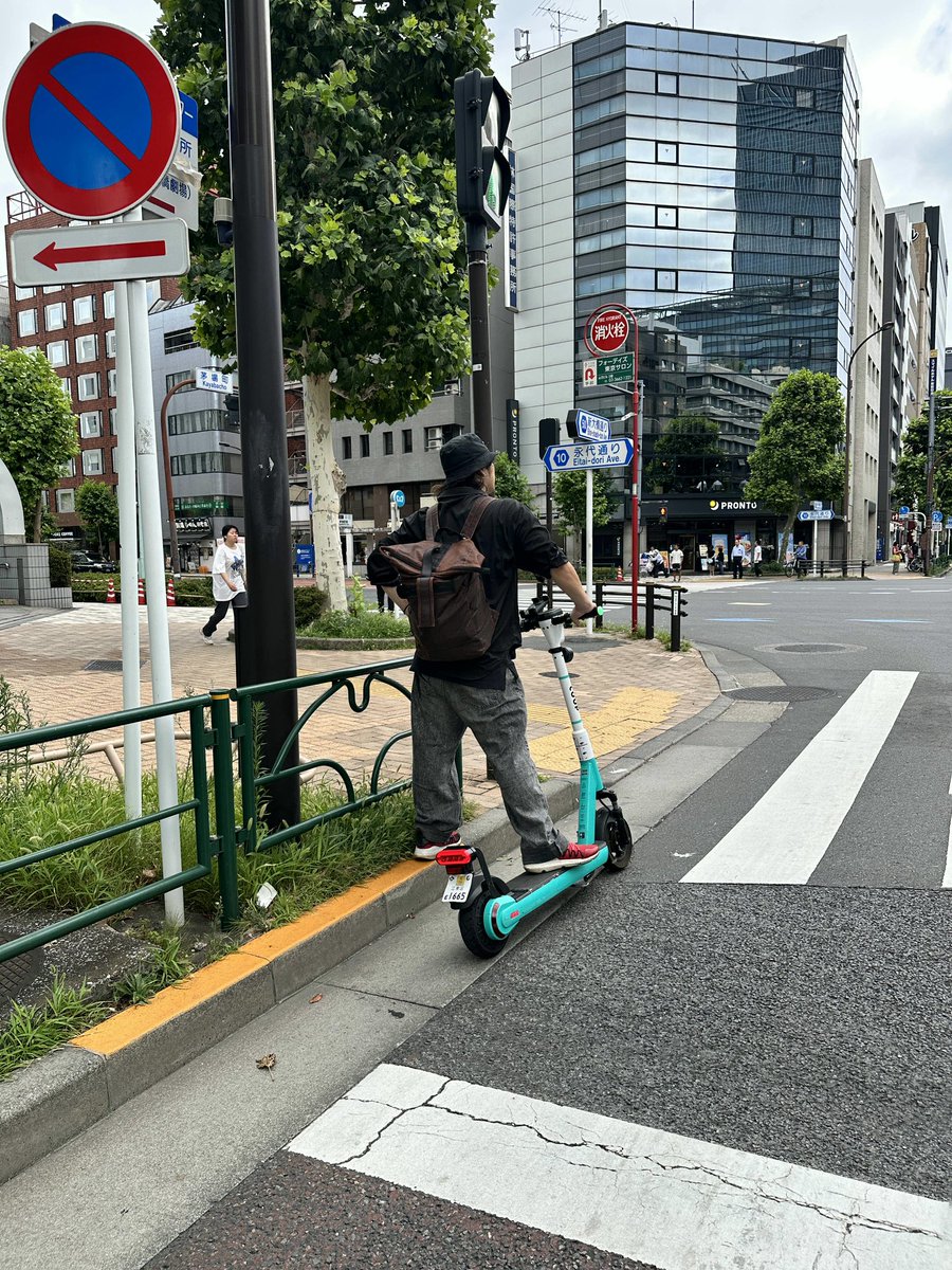 momon1003's tweet photo. 停止線という交通ルールも知らず、横断歩道に鎮座し、歩行者の白い目も気にしないLUUPの利用者(=ﾟωﾟ)ﾉ

ナンバーは江東区E1665

@Luup_Official https://t.co/v4AMWVYoEB