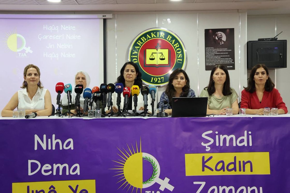 OhdKadin's tweet photo. Tevgera Jinên Azad-TJA öncülüğünde, Amed’de STK’lar ile birlikte meclise sunulan çerçeve yasaya ve atılması gereken adımlara ilişkin basın toplantısı gerçekleştirip kadınlar olarak söz kurduk. https://t.co/6ugdLI0ZKb