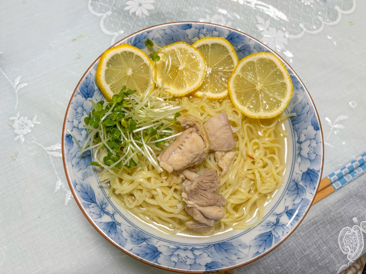SayakAkira's tweet photo. 見てみてフォロワー
仕事終わり、無性にラーメンが食べたくなって、こんな時間だけどレモンラーメン作ったよ🍋
かしわと鶏がらスープのもとと、塩レモンダレで作ったよ✌️いただきます！！！！ https://t.co/PipH2rwElO