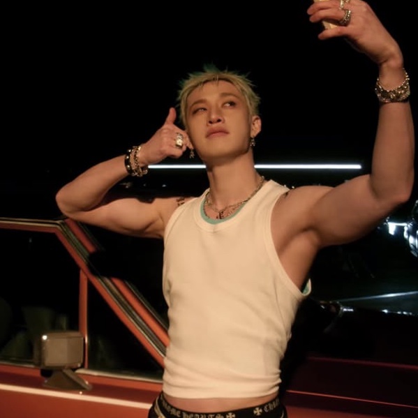 freckledshinee's tweet photo. a selfie with a car… his way of telling me i need to post the new chapter… must provide https://t.co/wThRGocf3D