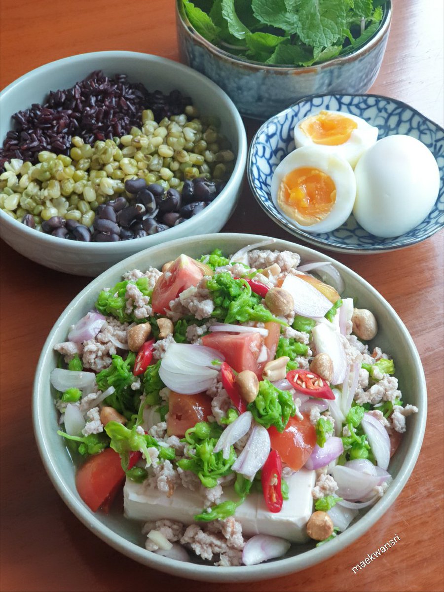 KwansriR's tweet photo. เต้าหู้นึ่งราดหน้าด้วยยำดอกขจรหมูสับ..ไม่นึกว่ากินด้วยกันแล้วจะอร่อย https://t.co/3ZYuZXuOC0