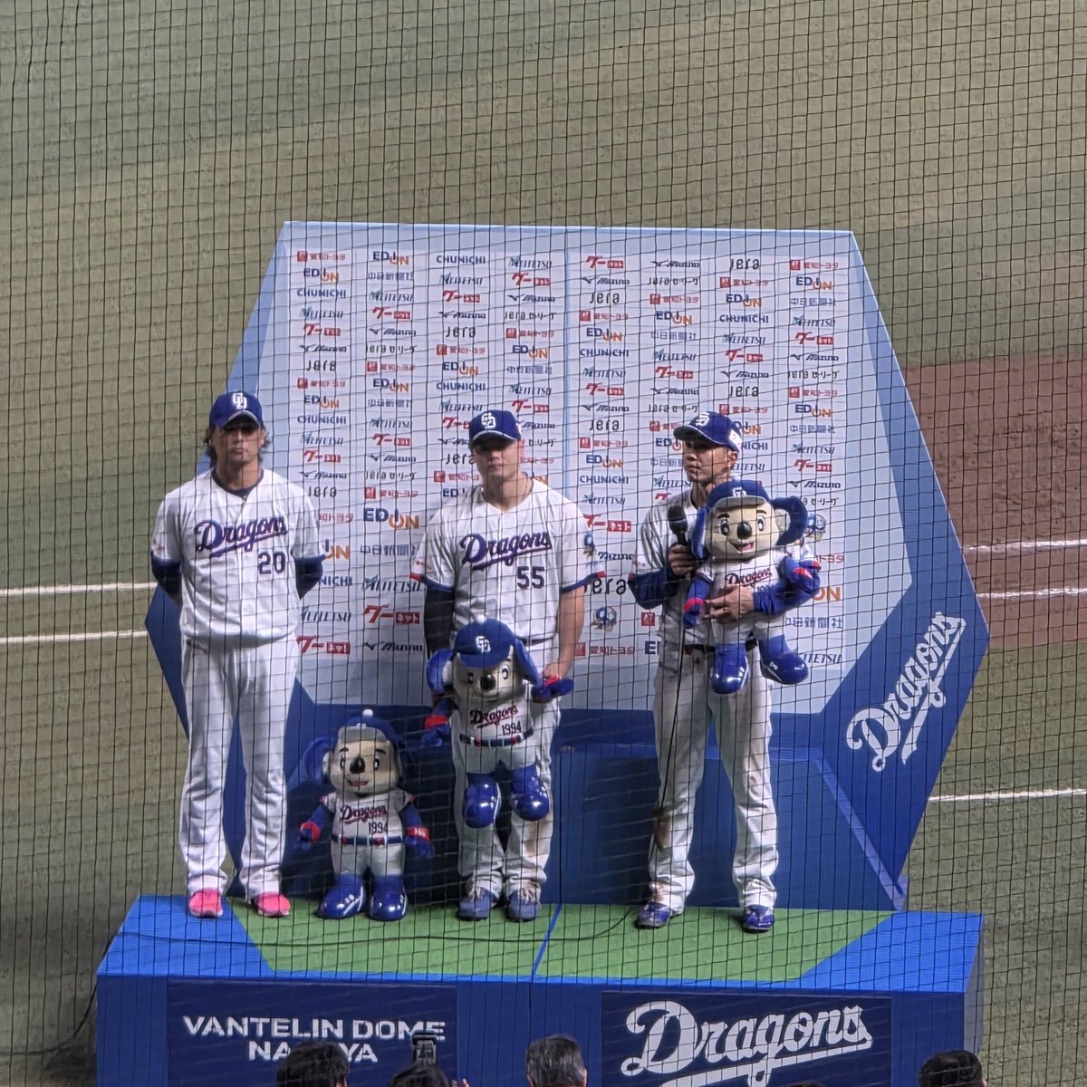vefortec's tweet photo. 涌井さん、細川さん、福永さんのお立ち台にドアラ人形立ってるのジワるｗ
#どらほー https://t.co/J2VkvvIZwy