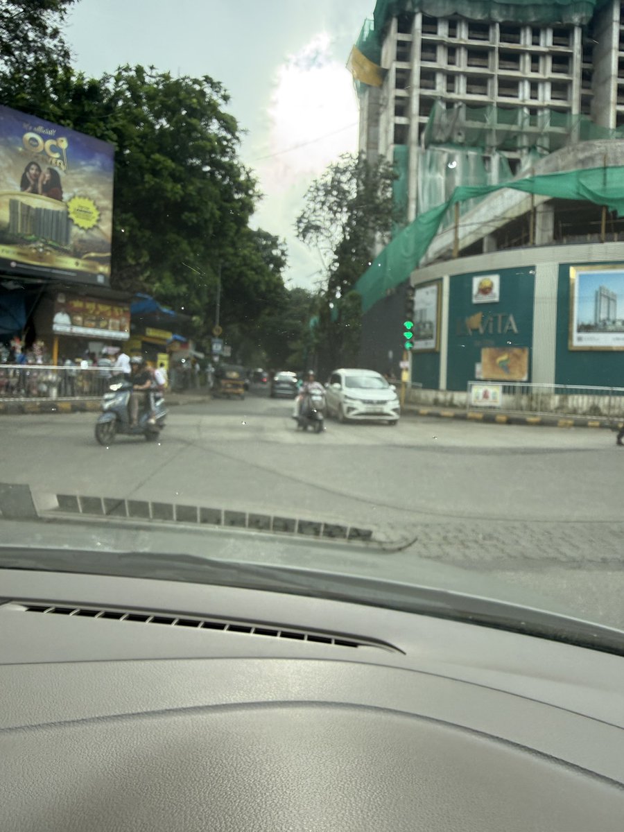 Dark_Knight84's tweet photo. Rampant wrong-side driving on the Sector 17 one-way stretch (McDonald’s junction towards Sec 1, near La Vita)!
Vehicles driving head-on into oncoming traffic, creating severe crash risks. Pls deploy wardens &amp; issue e-challans! 🛑

@Navimumpolice @NMMConline https://t.co/dHKuLLmFXw