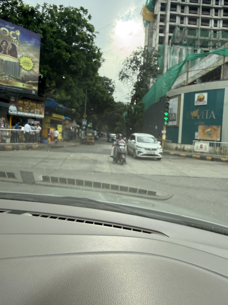 Dark_Knight84's tweet photo. Rampant wrong-side driving on the Sector 17 one-way stretch (McDonald’s junction towards Sec 1, near La Vita)!
Vehicles driving head-on into oncoming traffic, creating severe crash risks. Pls deploy wardens &amp; issue e-challans! 🛑

@Navimumpolice @NMMConline https://t.co/dHKuLLmFXw