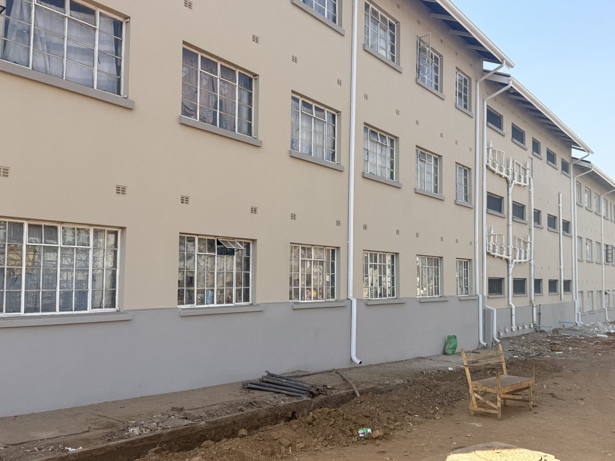 enkudheni's tweet photo. #Zimbabwe 

Update from #Matapi #MatapiFlats🏣

#EDAid1🇿🇼 The team continues to soldier on for the vulnerable at Matapi Flats, restoring hope as per @ZimGvt_NDS1 and @Zim_Vision2030.

#NyikaInovakwaNeveneVayo |#IlizweLakhiwaNgabanikaziBalo | 
#EconomicChimurenga 🧱by 🧱 https://t.co/RDY26u0u3S