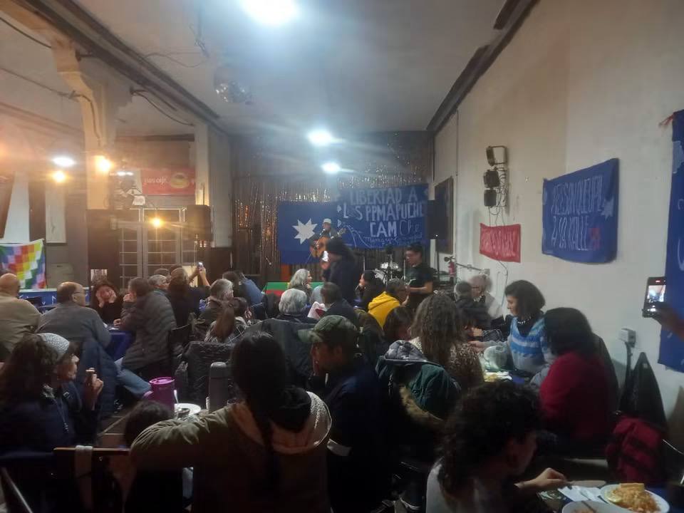 CatMapuche's tweet photo. Acte solidari amb Juan Carlos Mardones, Pres Polític Maputxe de la CAM, que l'Estat de Xile va condemnar a 15 anys 354 dies de presidi efectiu al Cas Lautaro https://t.co/cUBkWkPxGF