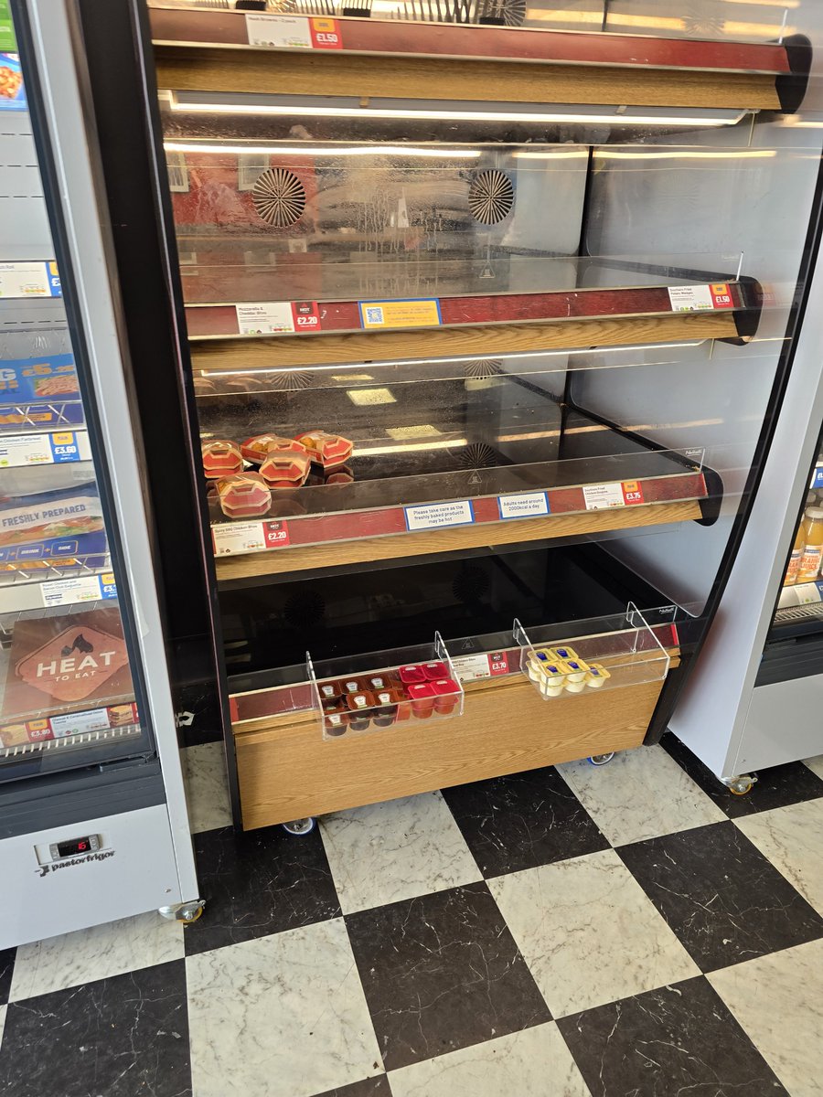 TheRoperEffect's tweet photo. Imagine going into Gregg's on mMarsh Barton, busiest trading estate in Exeter at lunchtime and this is you're selection, What's the actual point 🙄
@GreggsOfficial https://t.co/twJ8vEKrNV