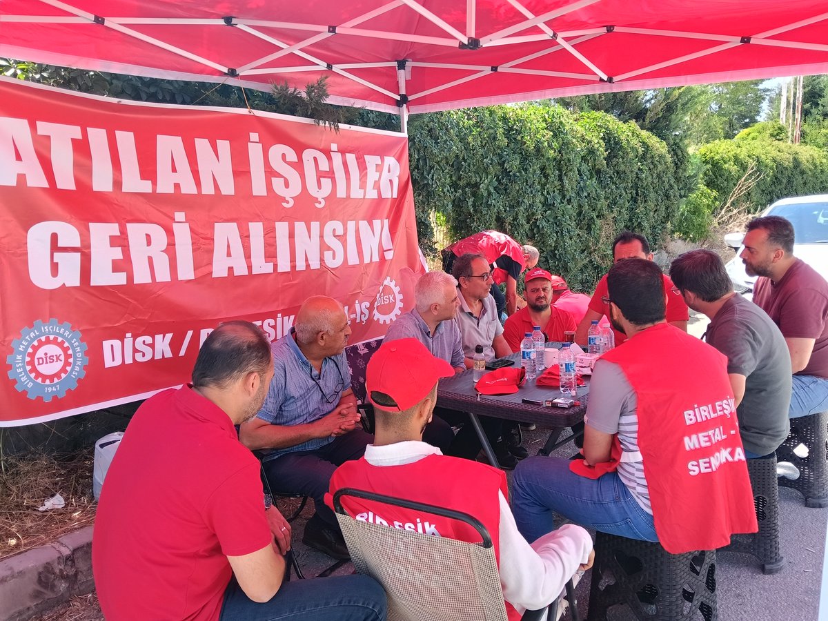 vatanpartisi06's tweet photo. Genel Başkan Yardımcımız ve Ankara İl Başkanımız Utku Reyhan önderliğinde parti heyetimiz, sendikalı oldukları için işten çıkartılan Birleşik Metal-İş üyesi Panelsan İşçilerini ziyaret etti. 

Sendika anayasal haktır, engellenemez. İşçilerimiz işlerine geri dönene kadar mücadelemiz sürecek.