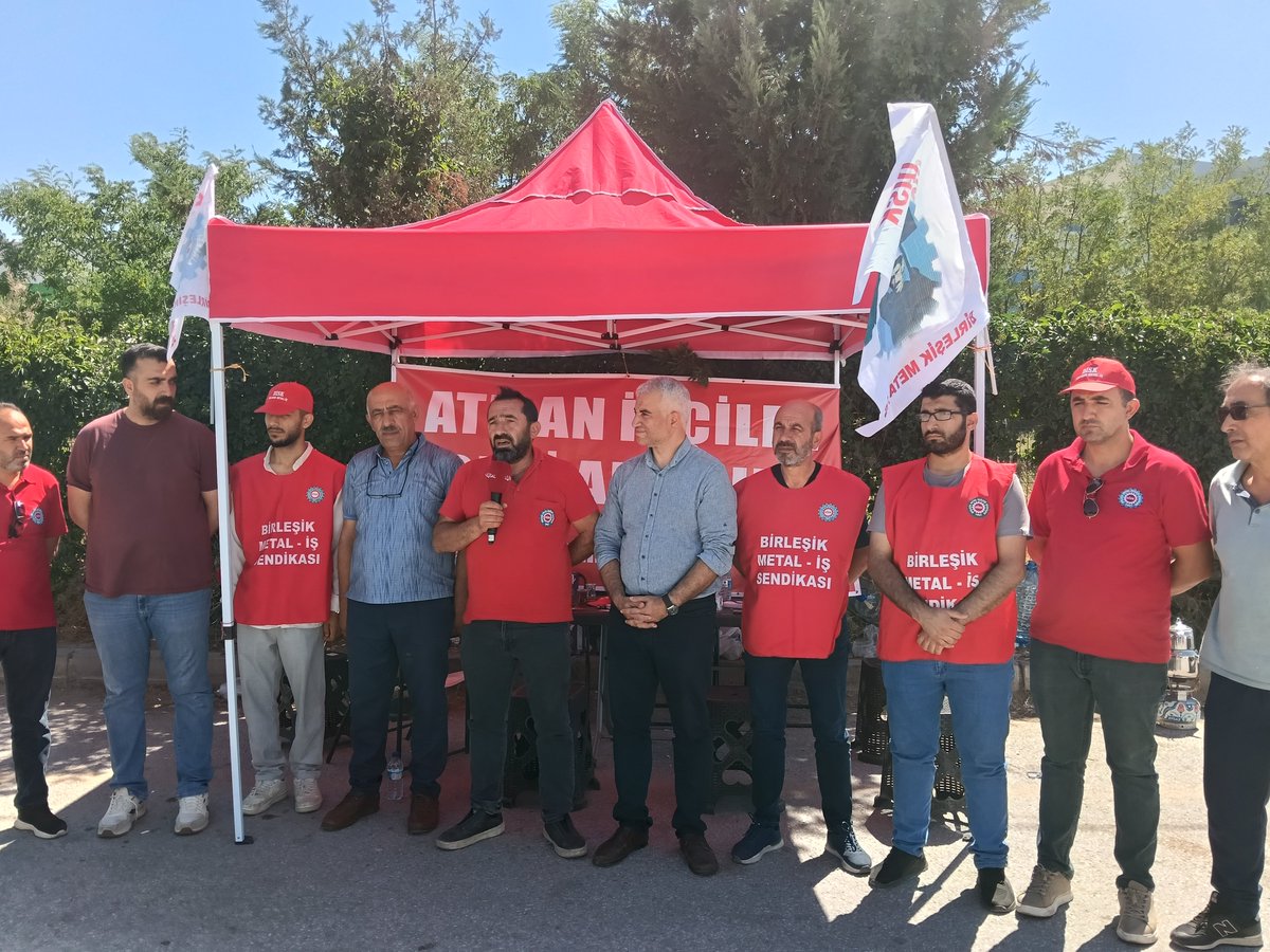 vatanpartisi06's tweet photo. Genel Başkan Yardımcımız ve Ankara İl Başkanımız Utku Reyhan önderliğinde parti heyetimiz, sendikalı oldukları için işten çıkartılan Birleşik Metal-İş üyesi Panelsan İşçilerini ziyaret etti. 

Sendika anayasal haktır, engellenemez. İşçilerimiz işlerine geri dönene kadar mücadelemiz sürecek.