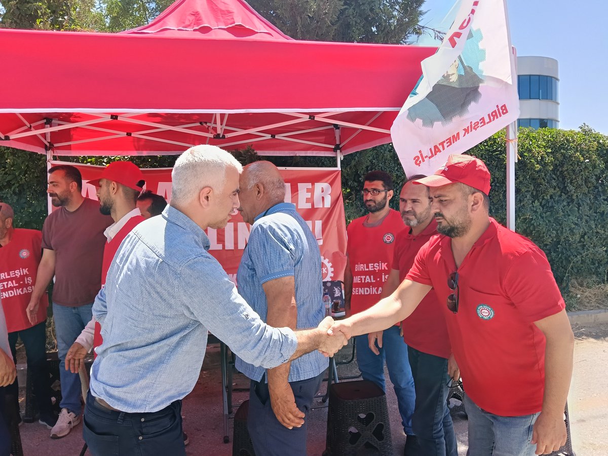 vatanpartisi06's tweet photo. Genel Başkan Yardımcımız ve Ankara İl Başkanımız Utku Reyhan önderliğinde parti heyetimiz, sendikalı oldukları için işten çıkartılan Birleşik Metal-İş üyesi Panelsan İşçilerini ziyaret etti. 

Sendika anayasal haktır, engellenemez. İşçilerimiz işlerine geri dönene kadar mücadelemiz sürecek.