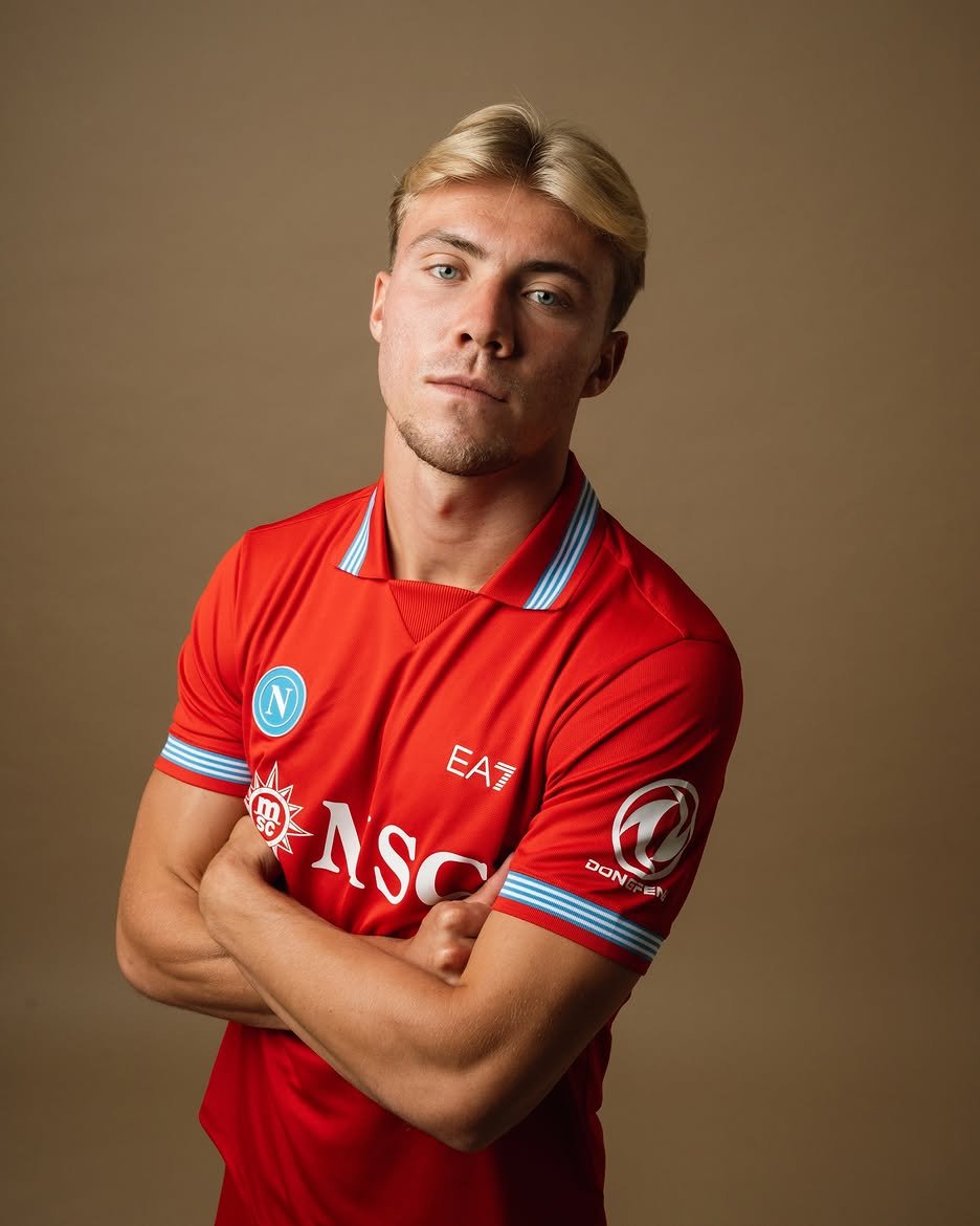 footsoccerpro's tweet photo. Le Napoli dégaine son nouveau maillot third 2026 2027 🔴🩵

Notre note pour ce maillot : 8/10💥💥💥

#napoli #naples https://t.co/TyNYYHyWii