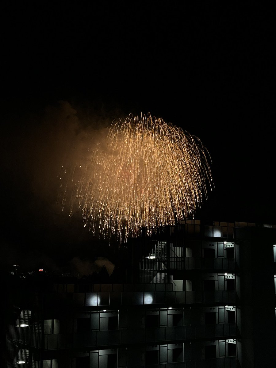 bar_camel0828's tweet photo. 花火楽しかった〜！
今日もこの後営業予定ですﾖ！🎆 https://t.co/p8lDHOFOAk