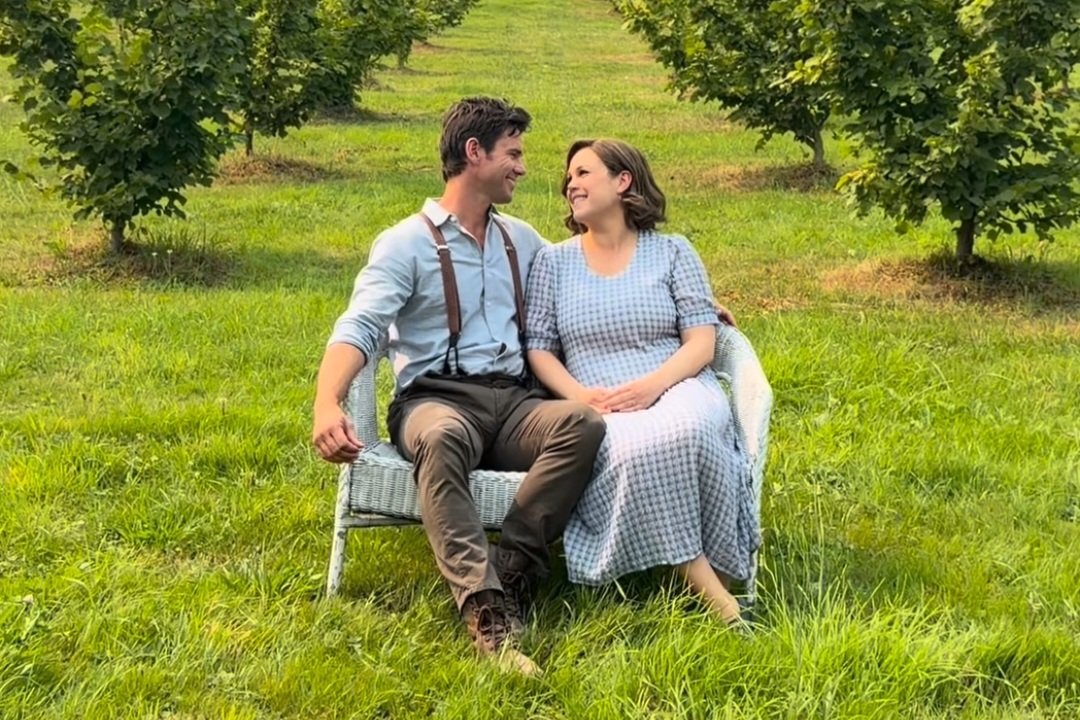 eugemotter's tweet photo. can't believe I'm waking up to this! THEY'RE FINALLY BACK 🙌🙌😭😭
My family is back 🥰🥰🥰 my heart is full of joy 💖💖 #Hearties #NathanAndElizabeth #WhenCallsTheHeart #Season14 https://t.co/iMx0Rw2uCu