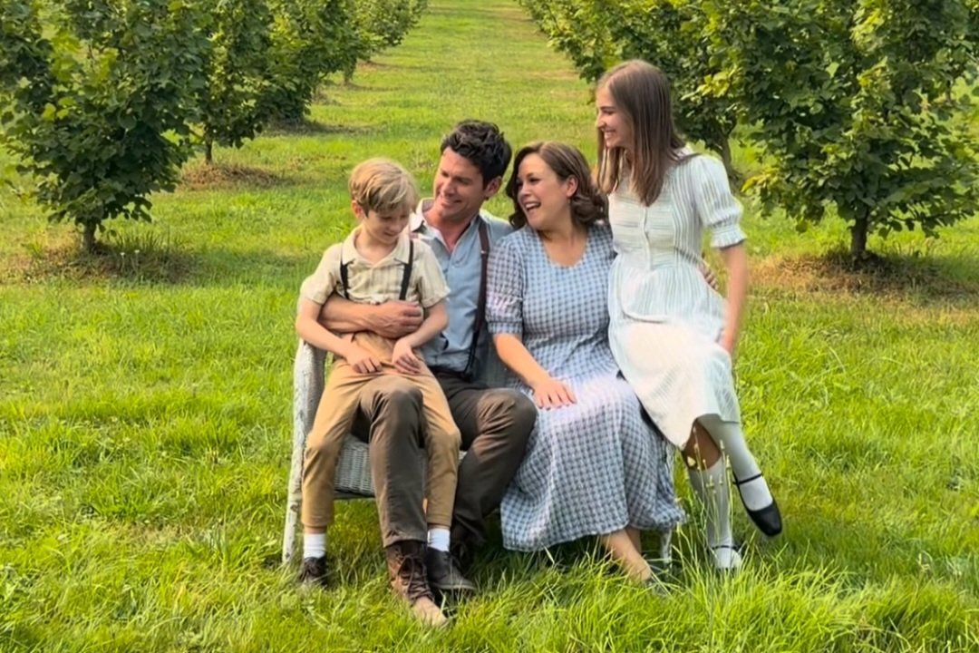 eugemotter's tweet photo. can't believe I'm waking up to this! THEY'RE FINALLY BACK 🙌🙌😭😭
My family is back 🥰🥰🥰 my heart is full of joy 💖💖 #Hearties #NathanAndElizabeth #WhenCallsTheHeart #Season14 https://t.co/iMx0Rw2uCu