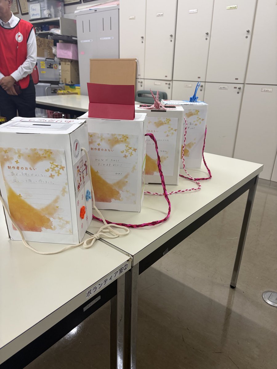 hadanonaho's tweet photo. 素敵な募金箱ができました！
裏には、制作者のおもい　も書いて頂きました。

『みんながらしあわせに過ごせますように』 https://t.co/yRV7BRPOQr