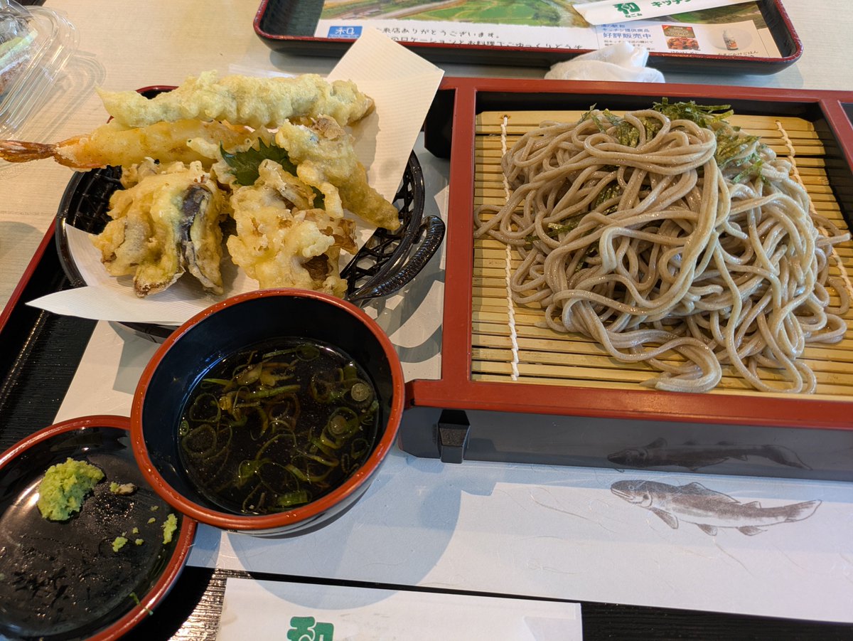 50leeleee's tweet photo. ちょっと遠いけど、親を連れて「道の駅和」までドライブ。鮎小さい頃は苦くて好きじゃなかったけど、今日食べた鮎の天ぷらの苦味は美味しかった✨塩焼きはお持ち帰り。デザートはモンブランパフェ。
#道の駅 #鮎 #モンブランパフェ 
#京都 #道の駅和 https://t.co/6mx22b5cS3